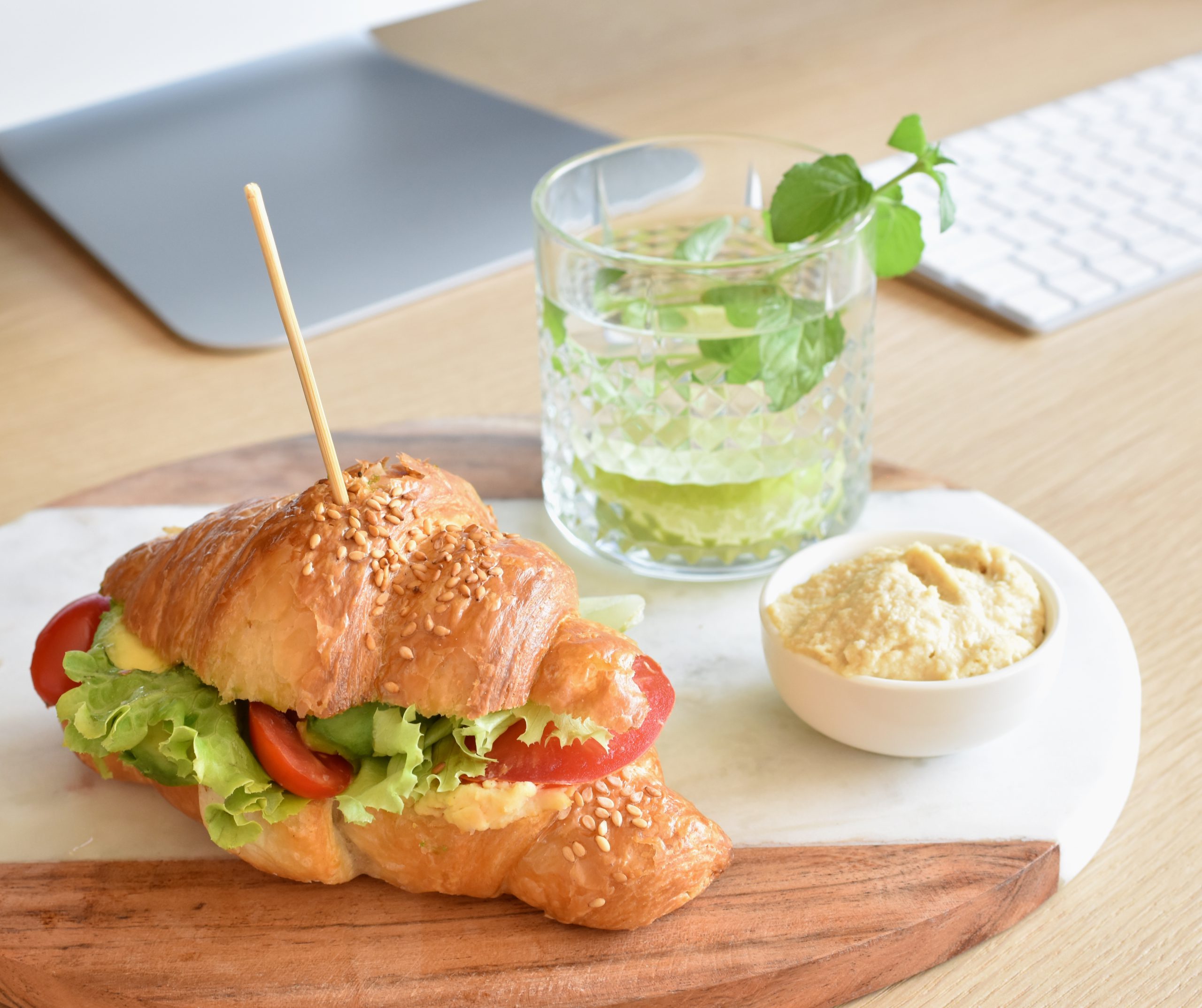 CROISSANT SALATO CON HUMMUS ZORBAS