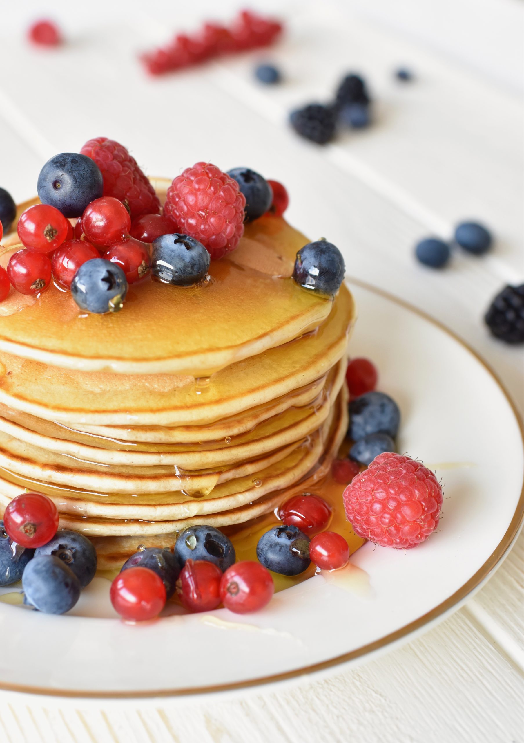 PANCAKES CON YOGURT GRECO E FRUTTI DI BOSCO