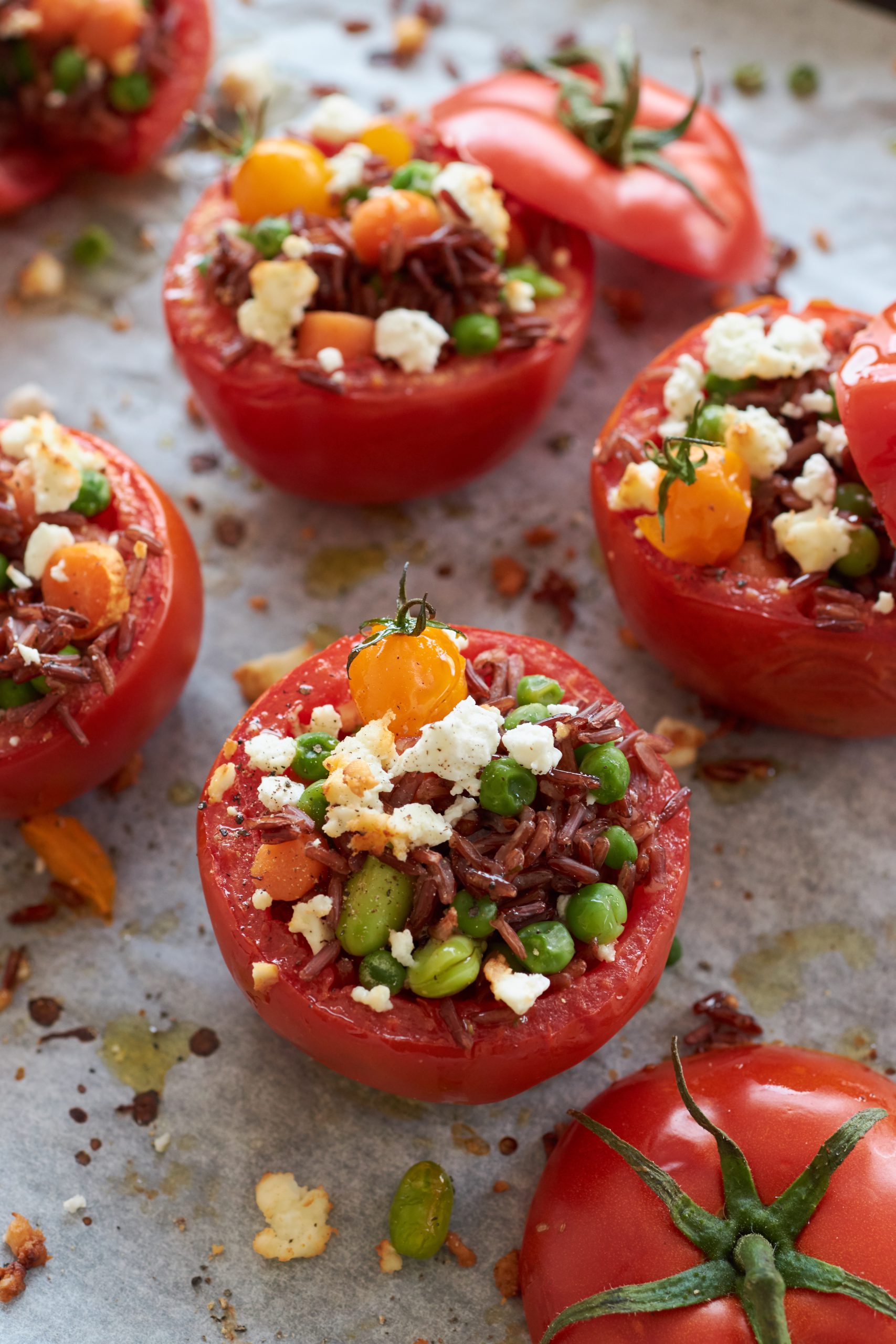 POMODORI AL FORNO RIPIENI DI RISO ROSSO, VERDURE E FETA ZORBAS