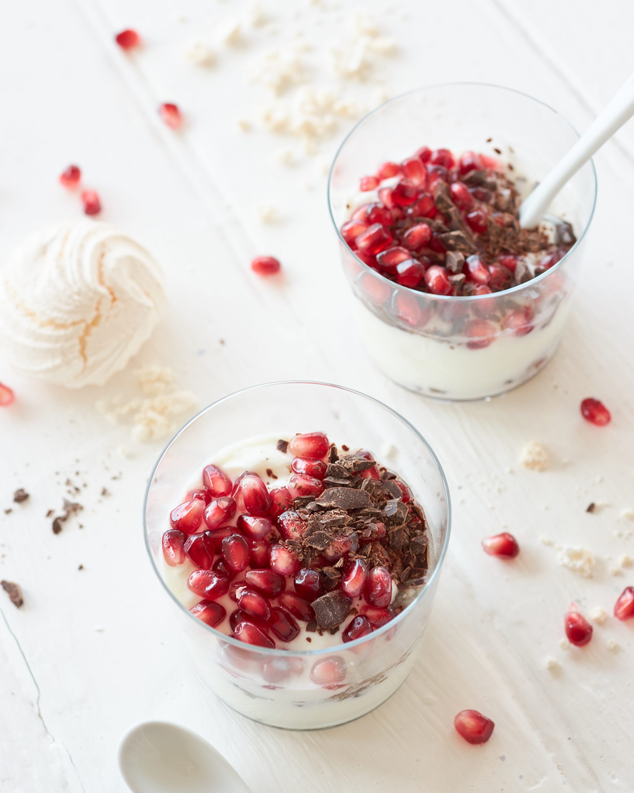 COLAZIONE CON YOGURT GRECO, MELAGRANA E CIOCCOLATO FONDENTE