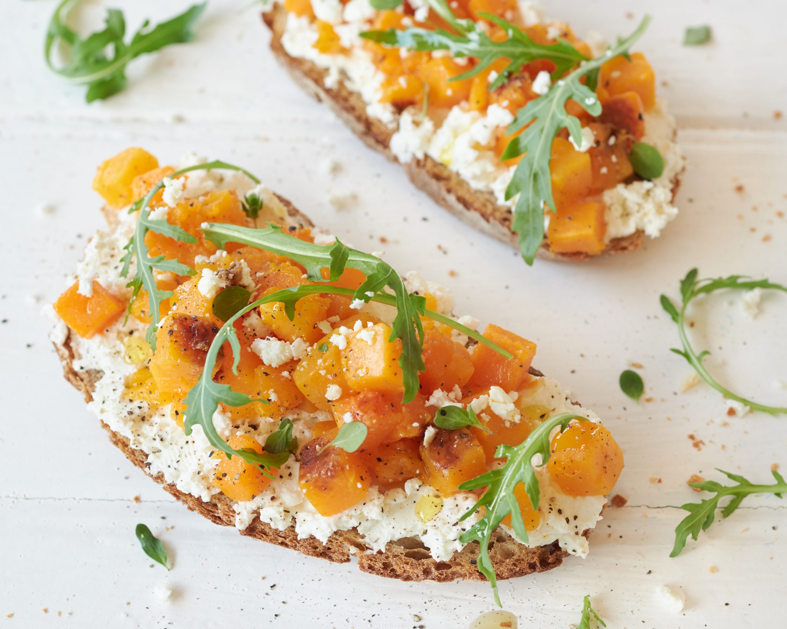 BRUSCHETTA CON ZUCCA, RUCOLA E FETA ZORBAS
