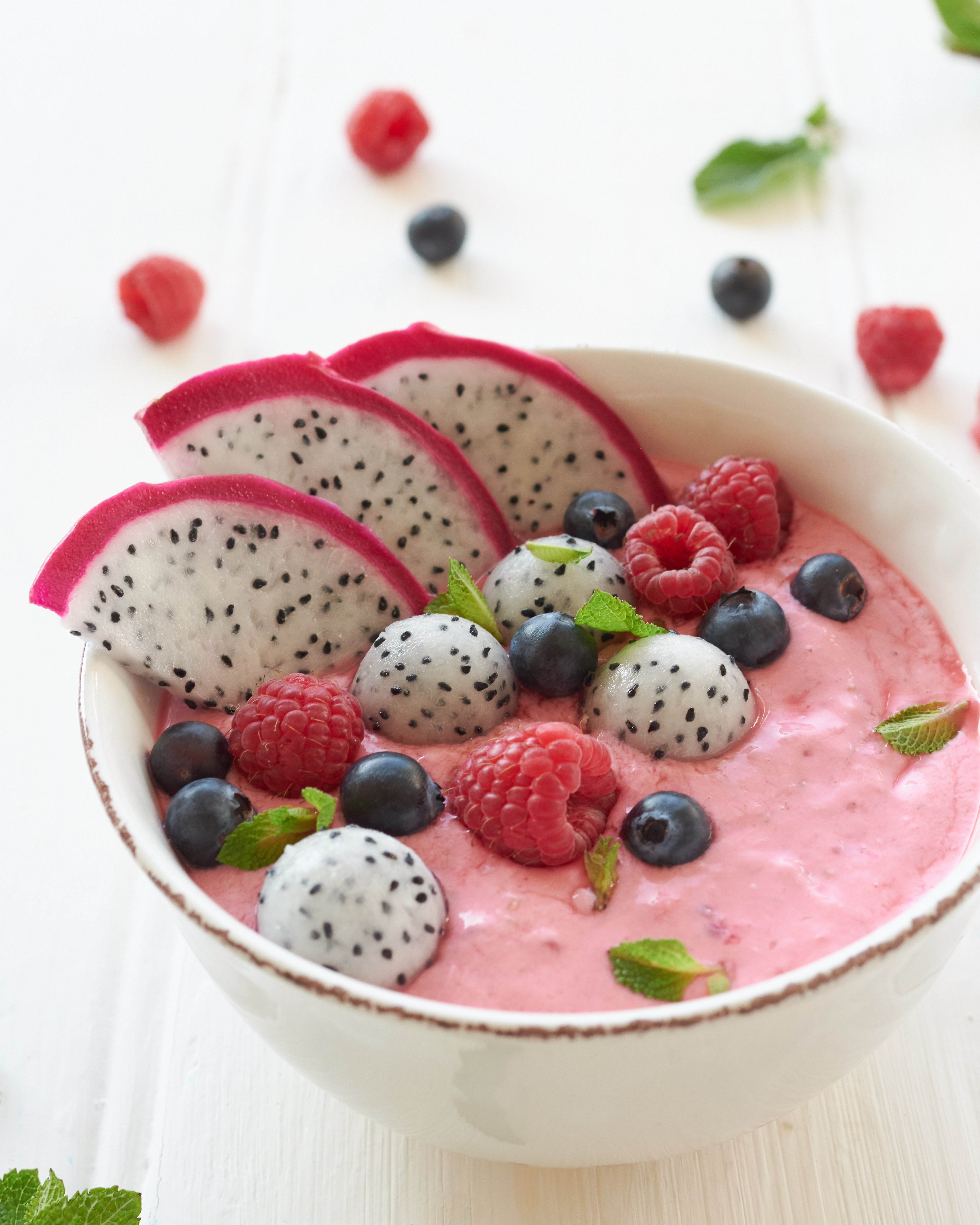 POWER SMOOTHIE CON YOGURT GRECO, FRUTTI ROSSI E DRAGON FRUIT