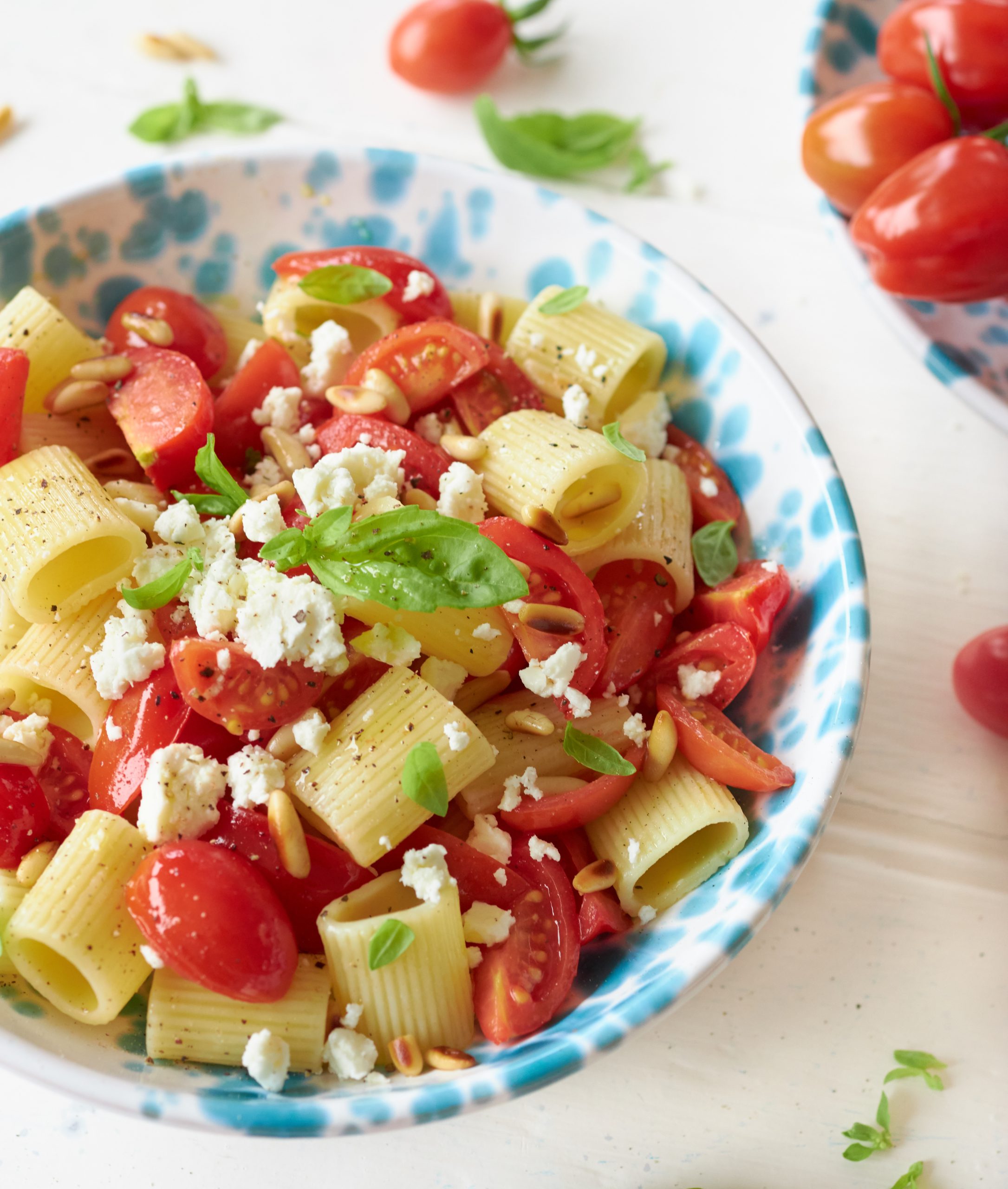 MEZZE MANICHE CON DATTERINI, PINOLI TOSTATI E FETA ZORBAS