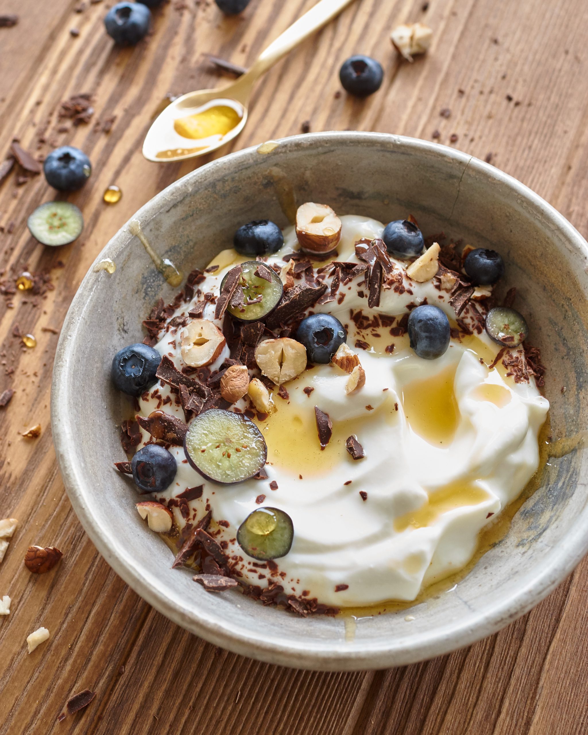 YOGURT GRECO CON MIRTILLI, CIOCCOLATO E NOCCIOLE