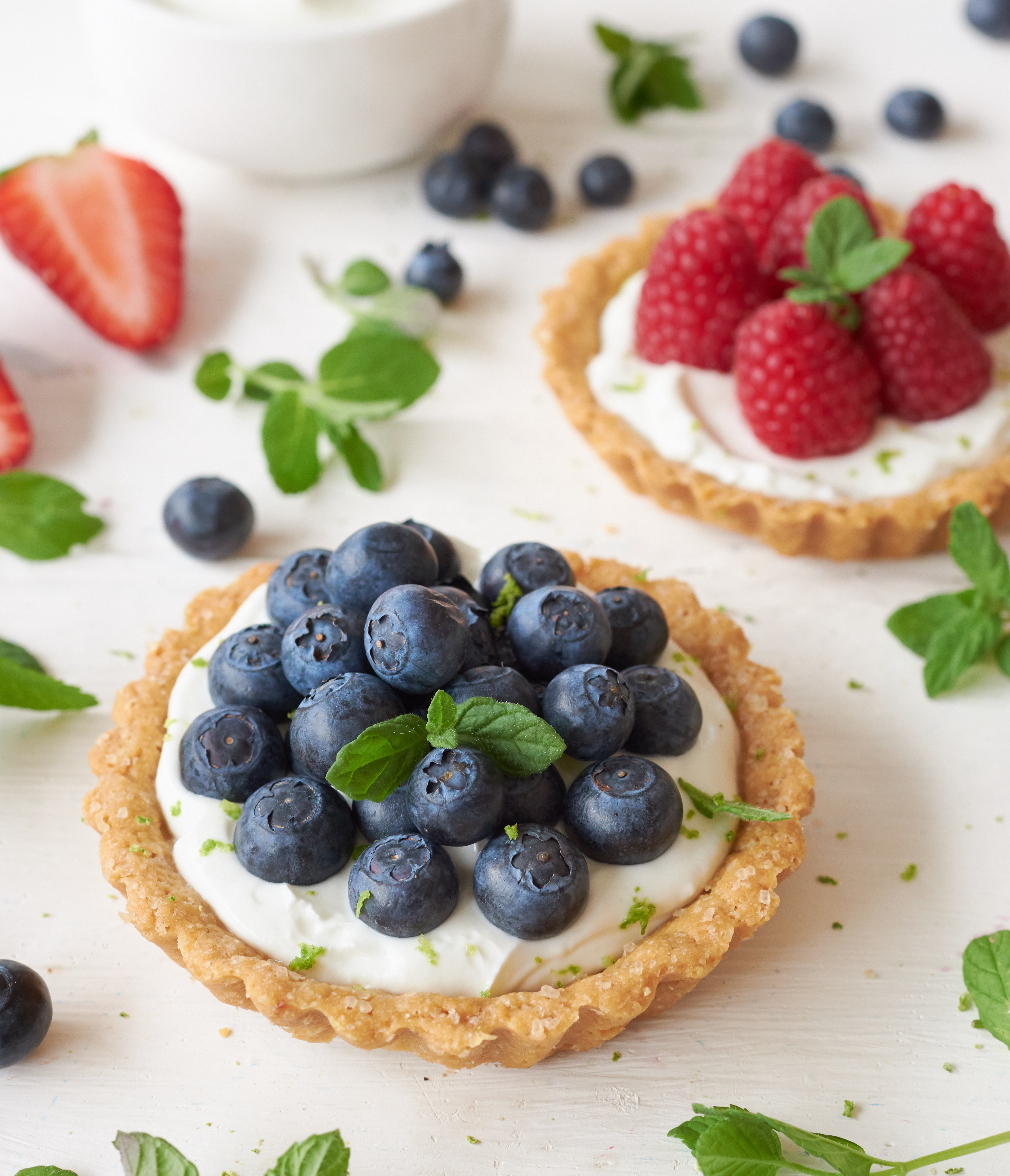 CROSTATINE CON FRUTTI DI BOSCO, LIME E YOGURT GRECO