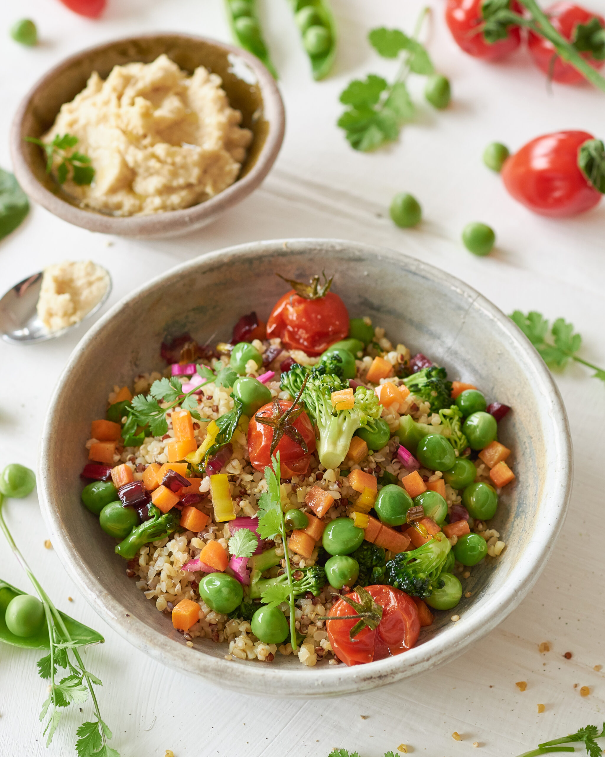 QUINOA E BULGUR CON VERDURE DI STAGIONE E HUMMUS ZORBAS