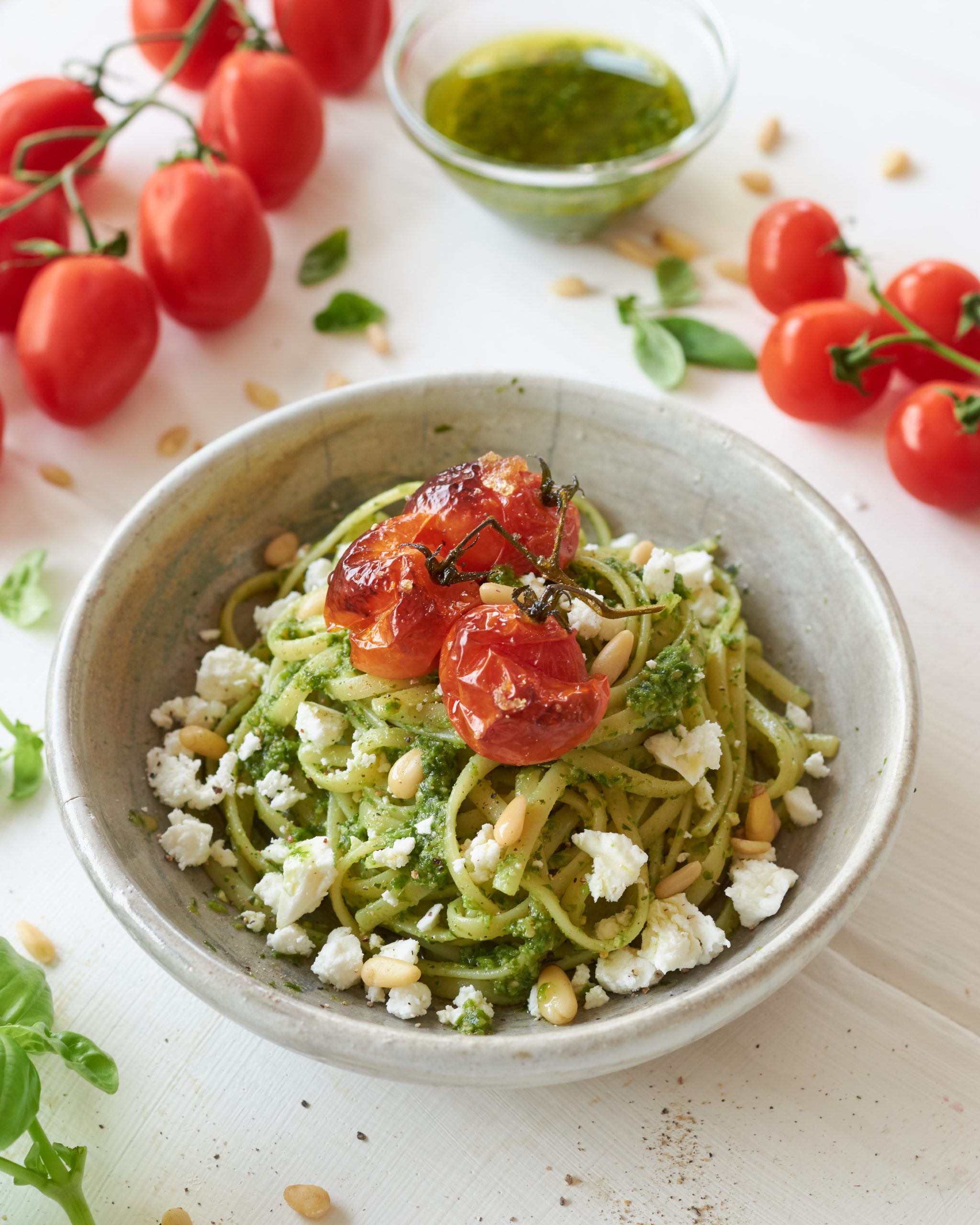 LINGUINE AL PESTO CON POMODORINI CONFIT E FETA ZORBAS