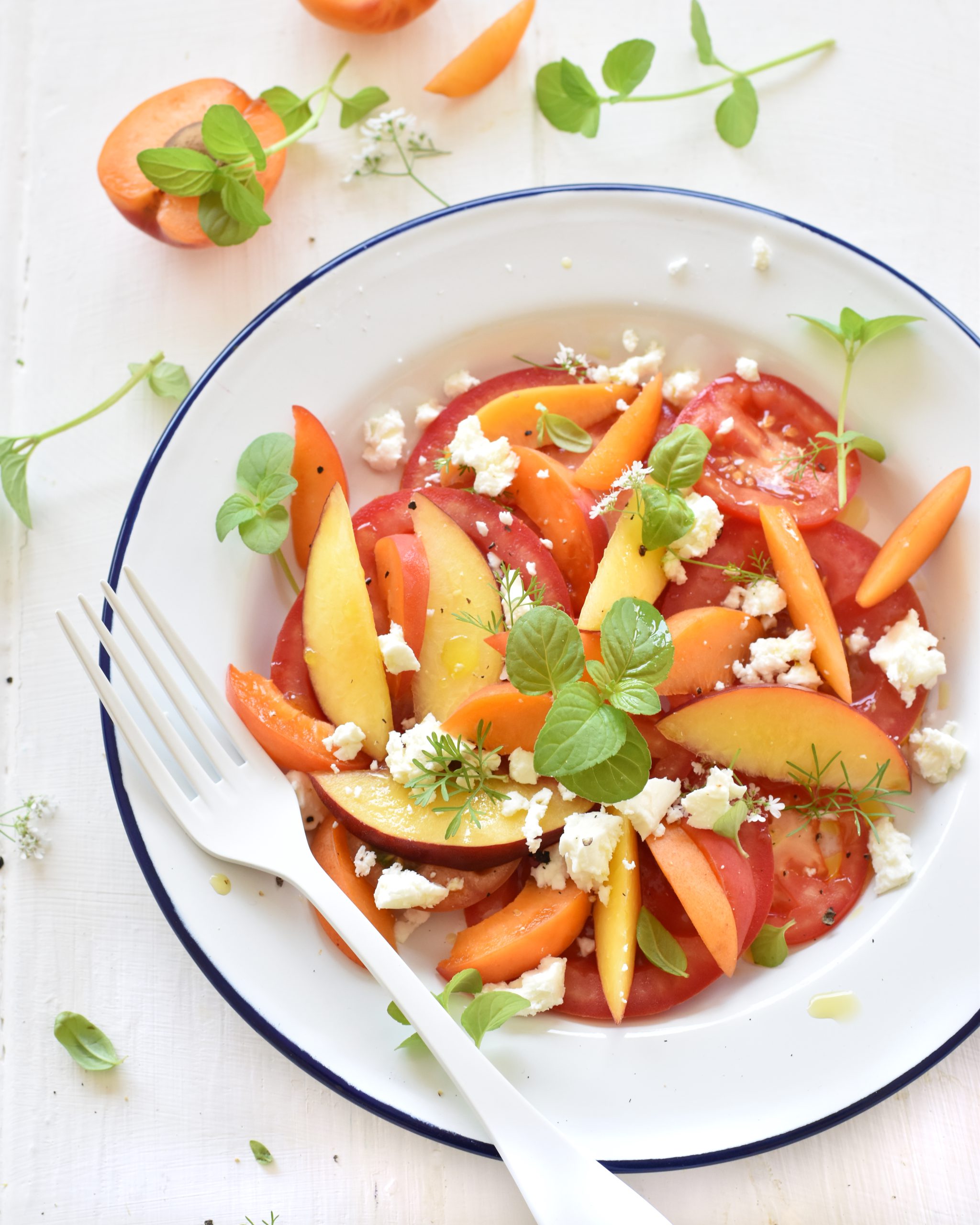 INSALATA DI FETA CON POMODORI, PESCHE E ALBICOCCHE