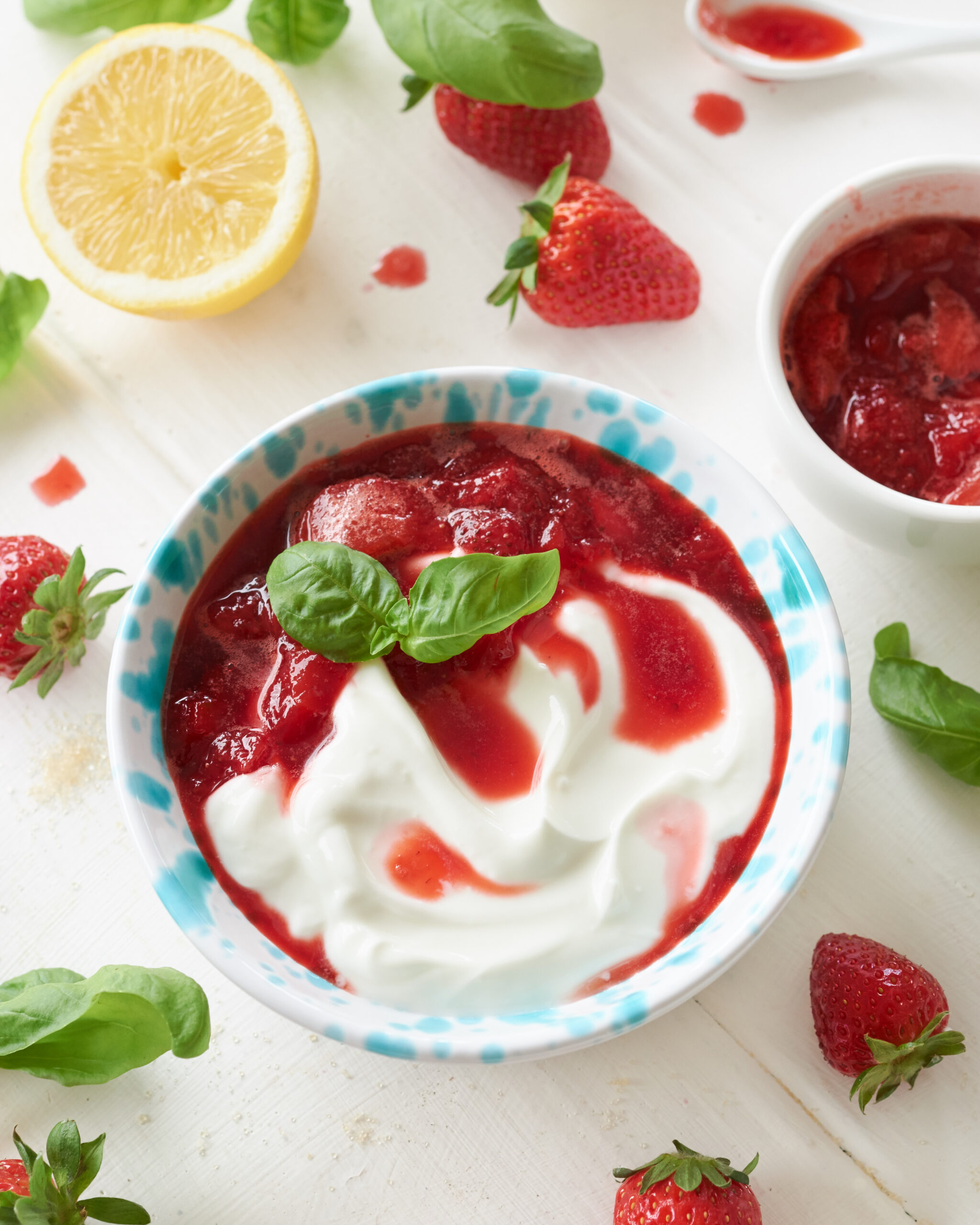 YOGURT GRECO BIOLOGICO CON CONFETTURA DI FRAGOLE E BASILICO