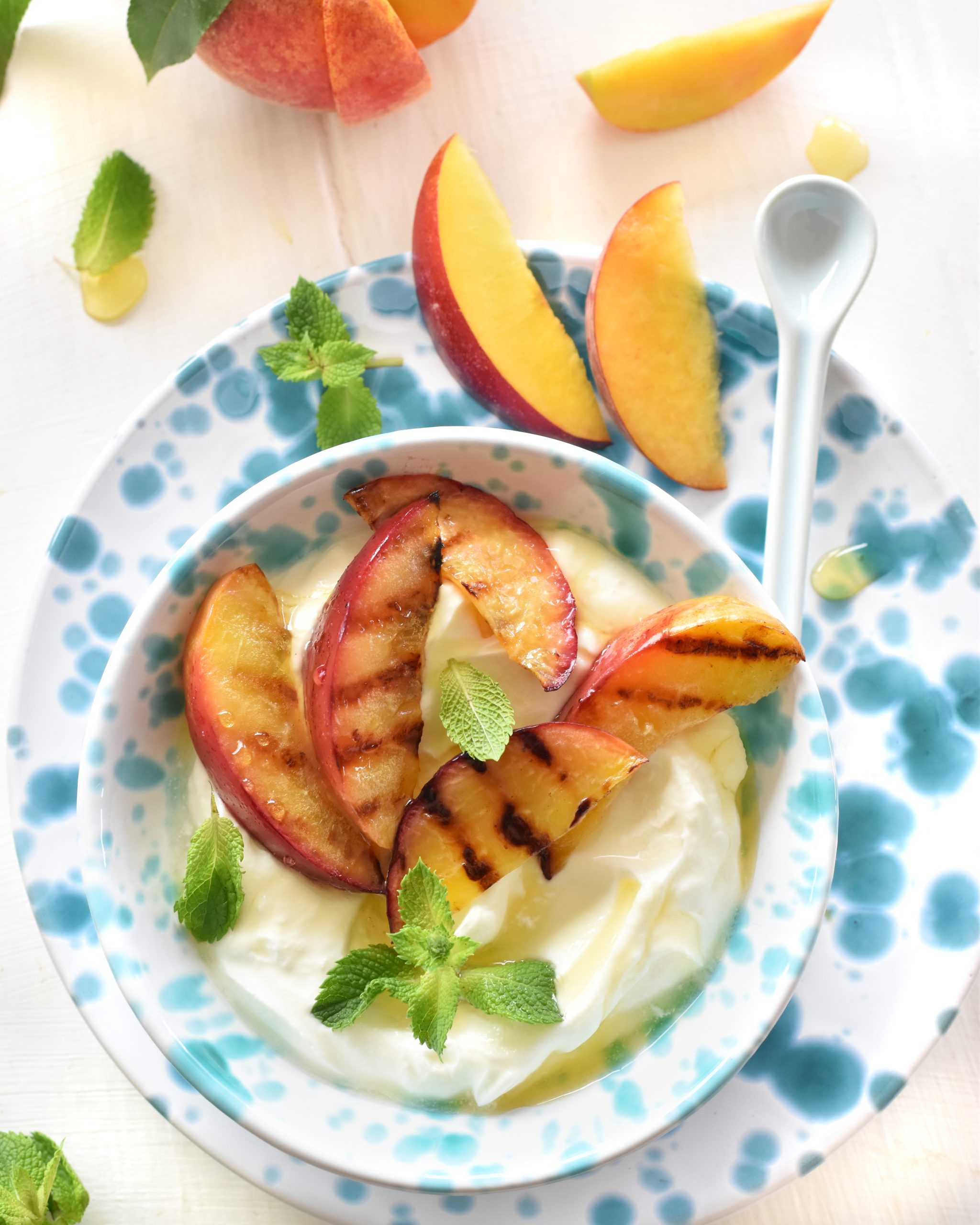 YOGURT GRECO CON PESCHE GRIGLIATE