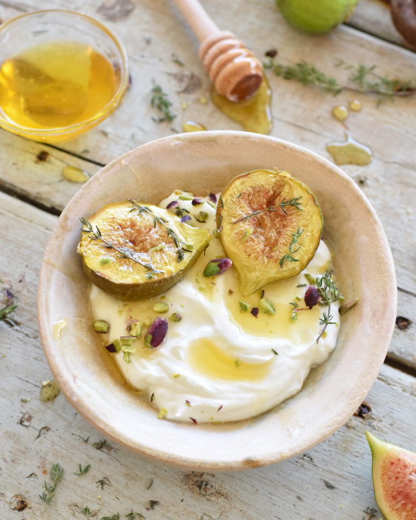 YOGURT GRECO CON FICHI AL FORNO E PISTACCHI