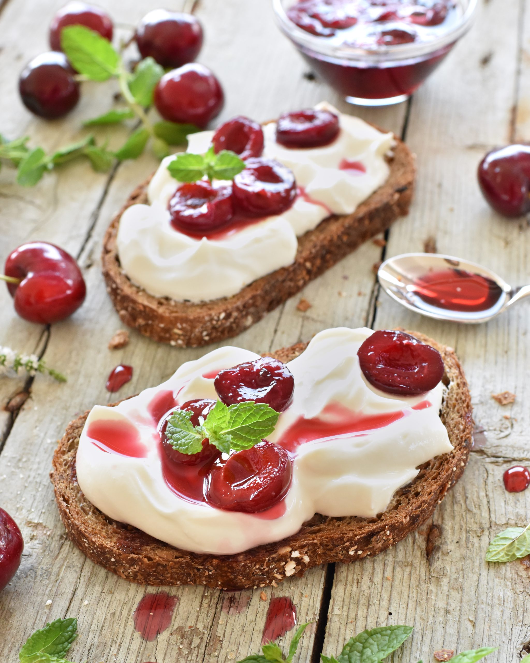 CROSTINI CON YOGURT GRECO E CILIEGIE SCIROPPATE