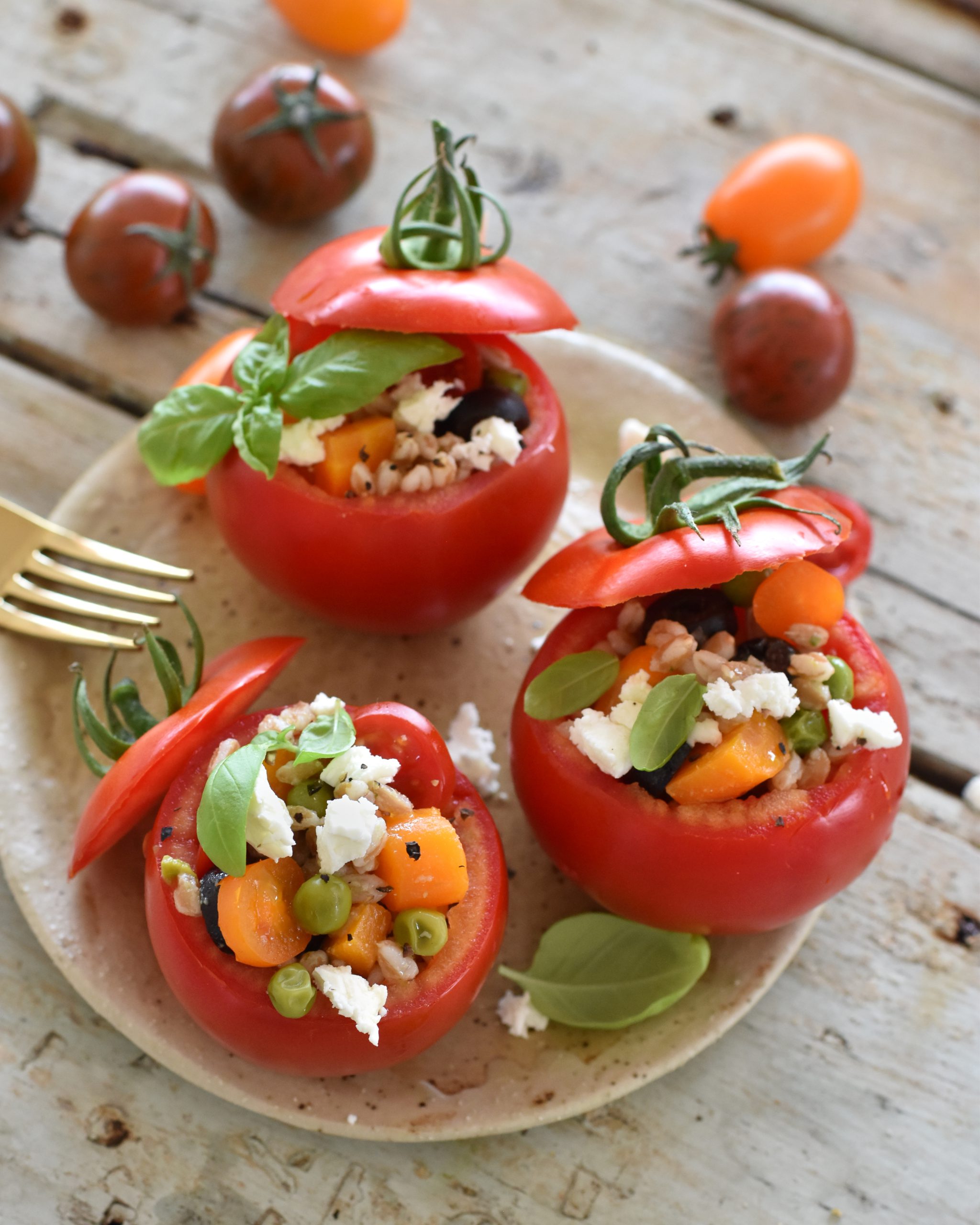 POMODORI RIPIENI DI INSALATA DI FARRO E FETA