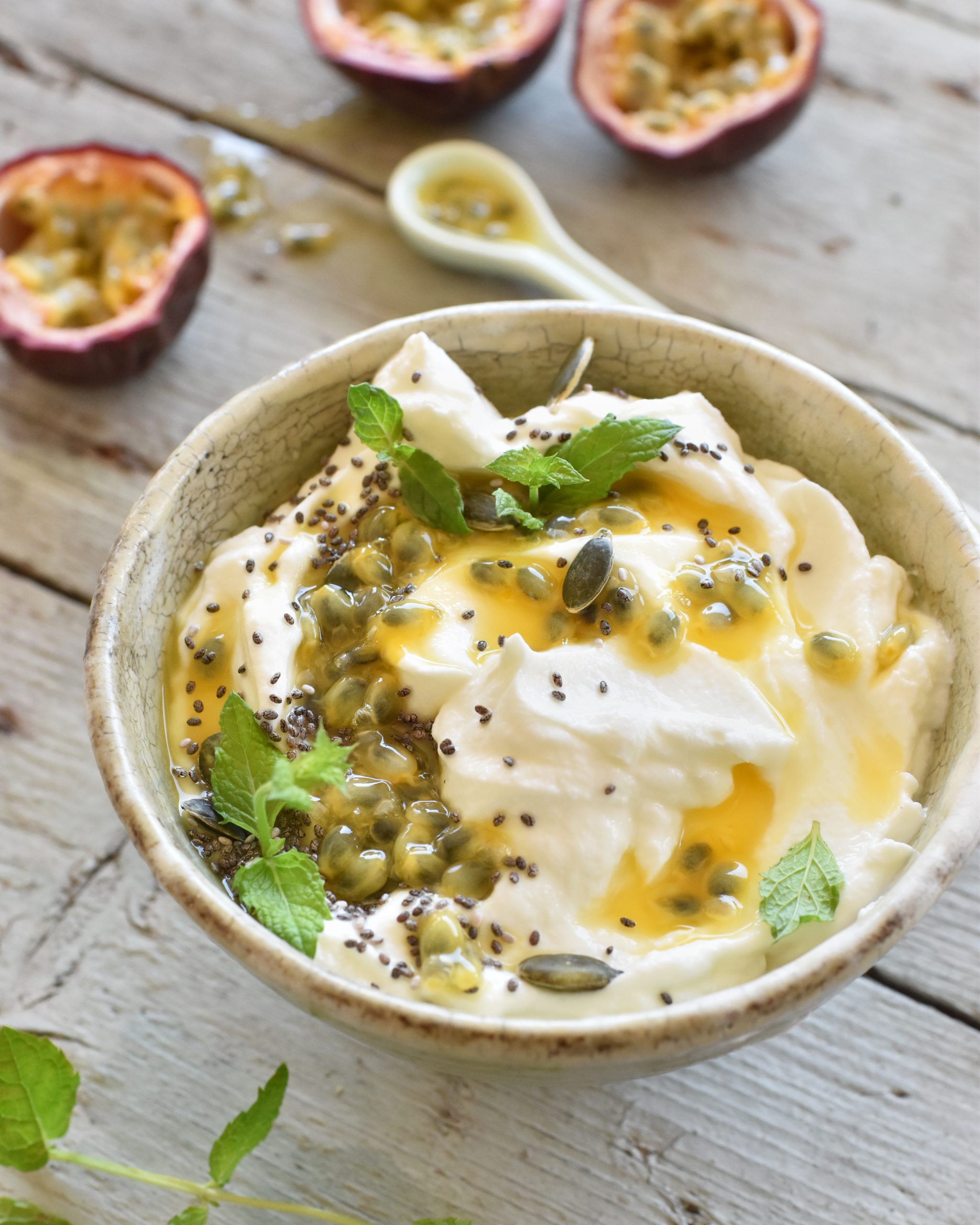 YOGURT GRECO, MARACUJA E SEMI DI CHIA
