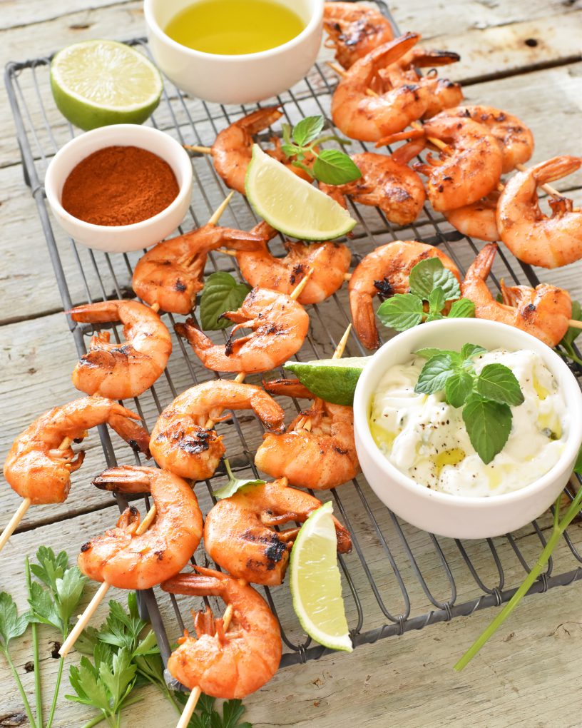 SPIEDINI DI GAMBERI GRIGLIATI ALLA PAPRIKA CON TZATZIKI ZORBAS