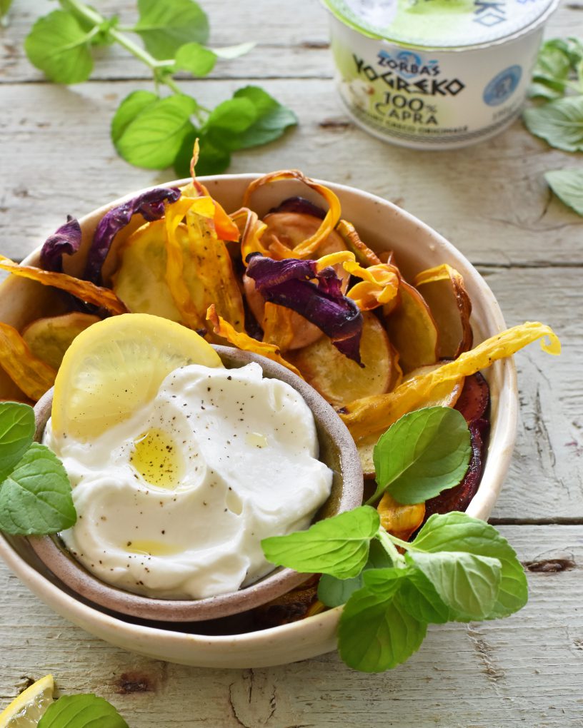 CHIPS CROCCANTI DI VERDURE CON SALSA DI YOGREKO 100% CAPRA