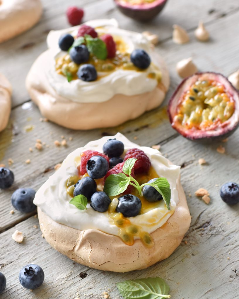 MINI PAVLOVE CON YOGURT GRECO E FRUTTA FRESCA