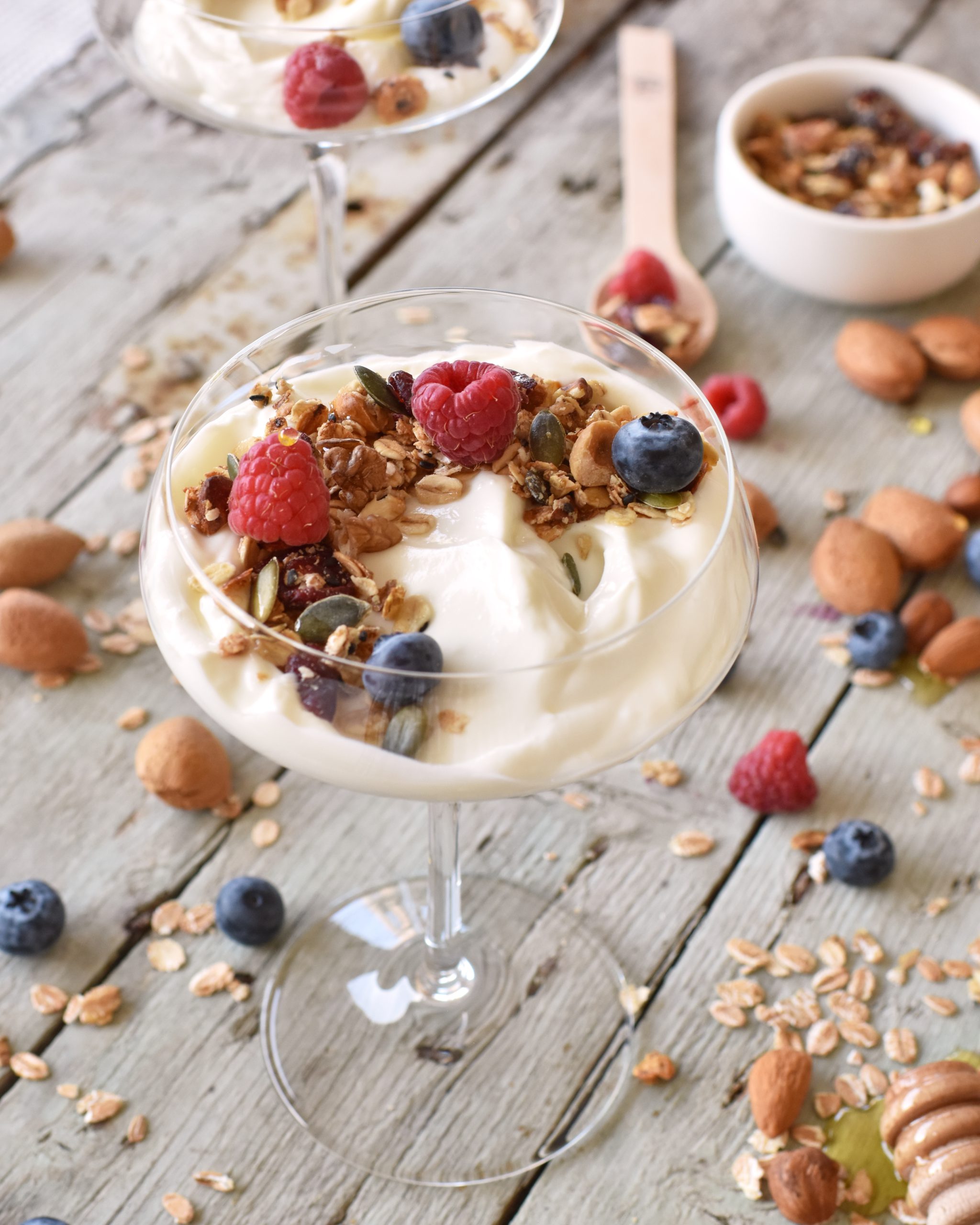 YOGURT GRECO CON GRANOLA FATTA IN CASA