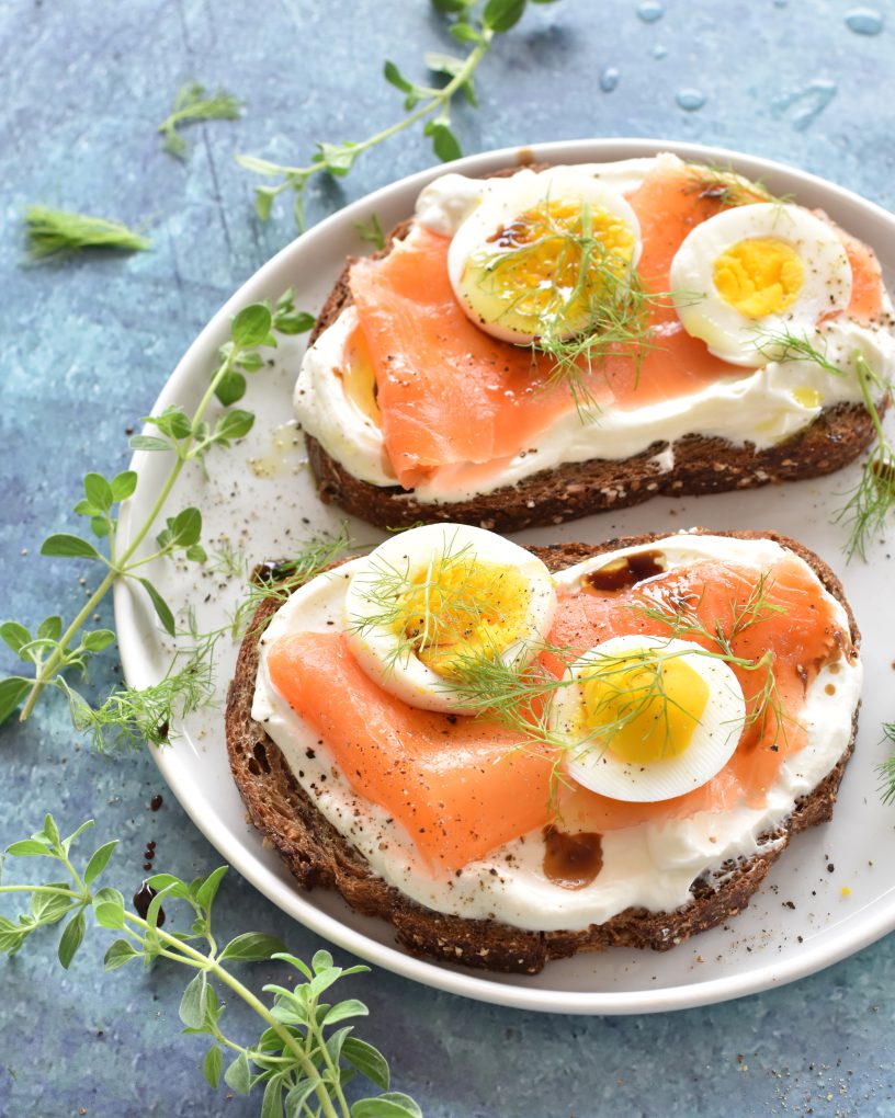 SMØRREBRØD CON YOGURT GRECO E SALMONE AFFUMICATO