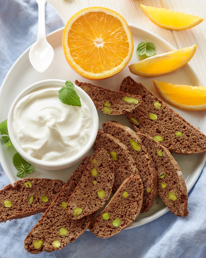 SCROCCADENTI CON CACAO, PISTACCHI E YOGURT GRECO