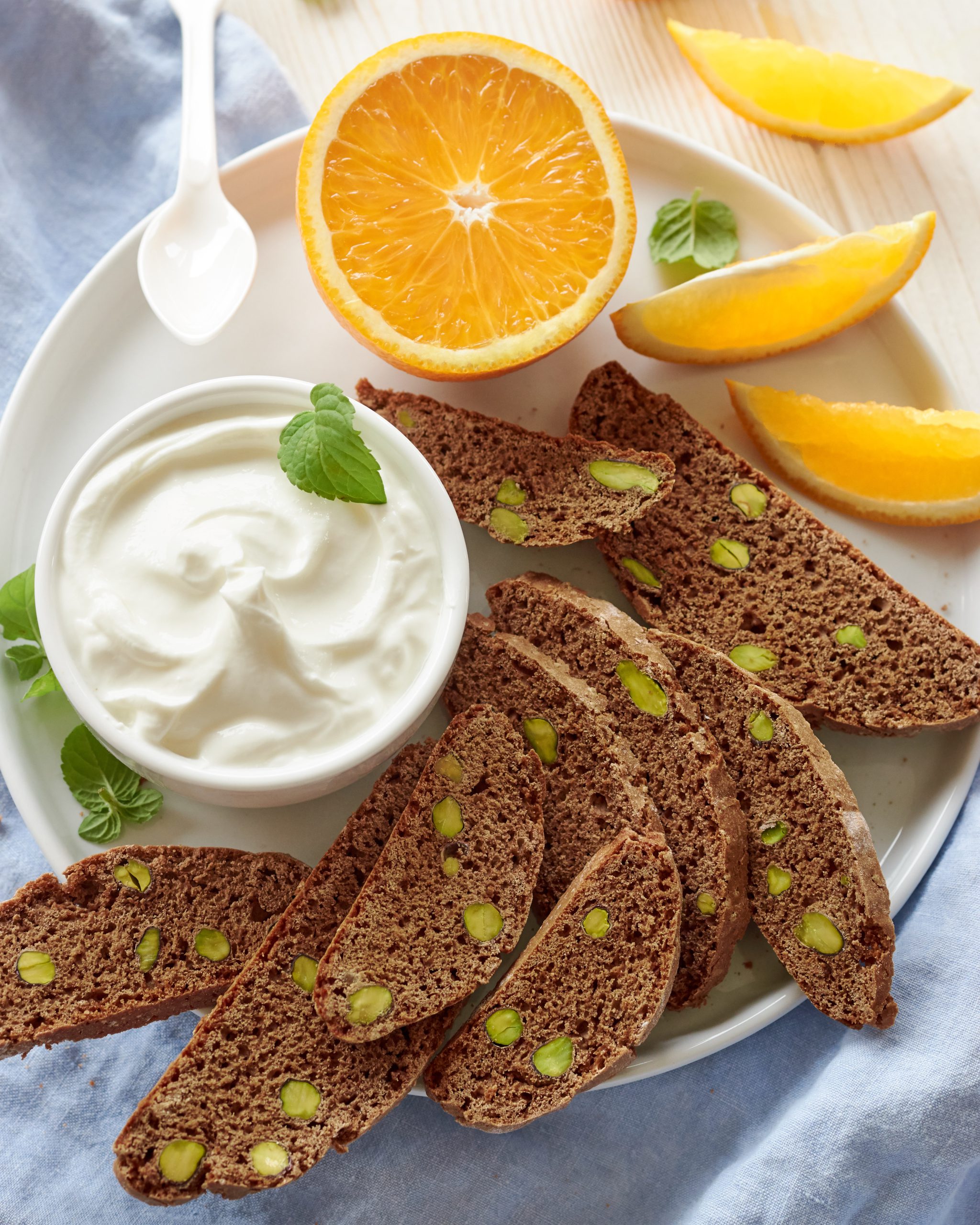 SCROCCADENTI CON CACAO, PISTACCHI E YOGURT GRECO