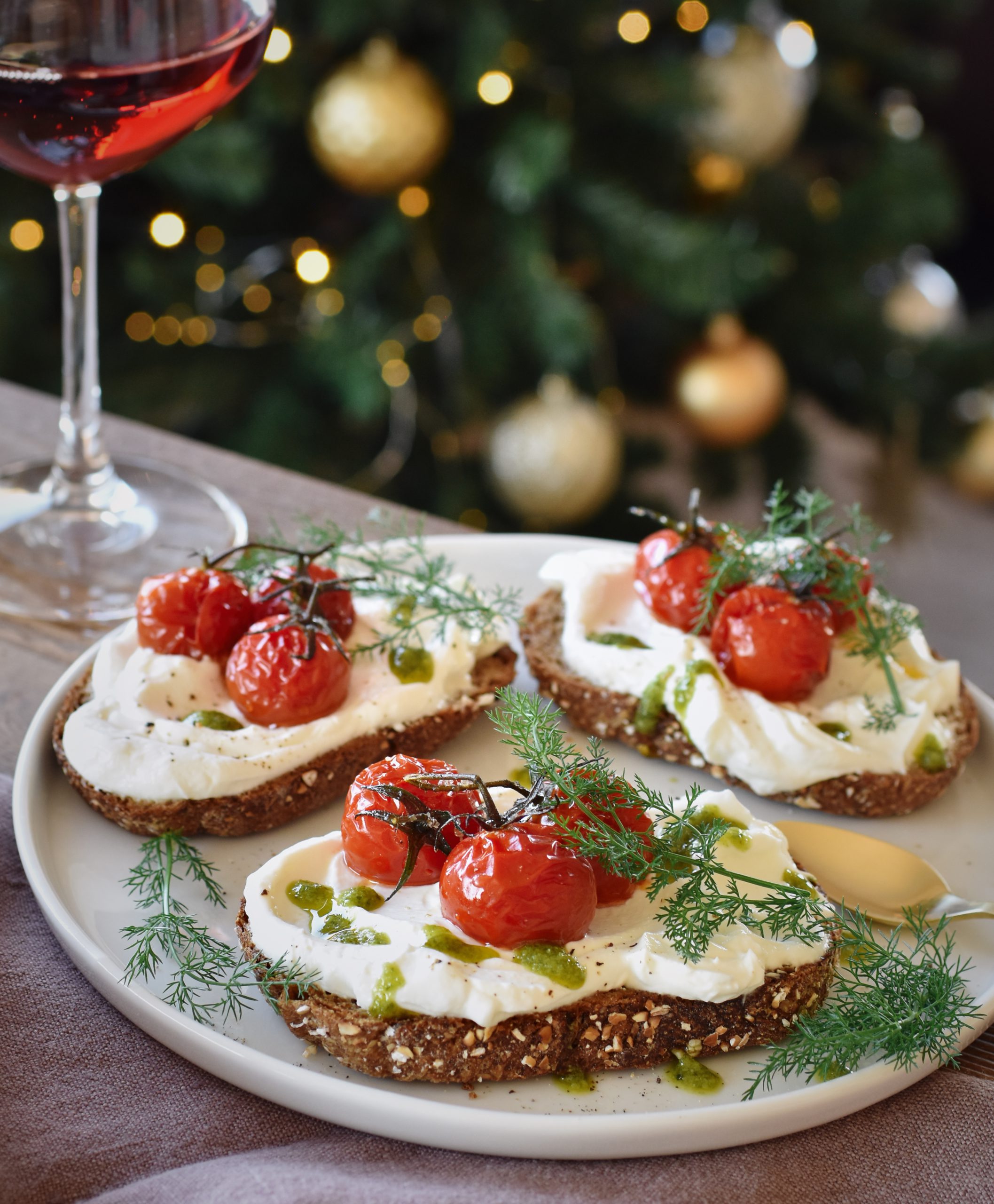 BRUSCHETTE CON YOGURT GRECO, POMODORI AL FORNO E PESTO