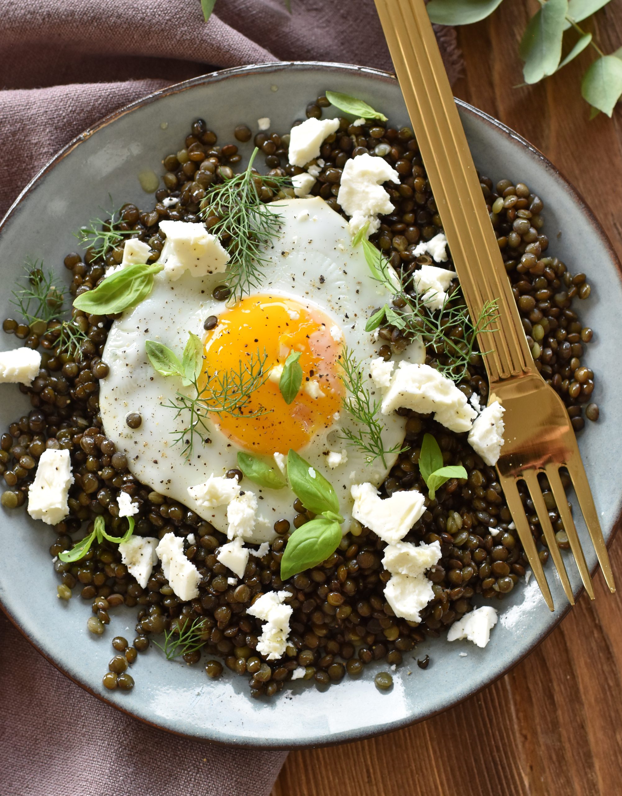 LENTICCHIE BELUGA, FETA E UOVO AL TEGAMINO