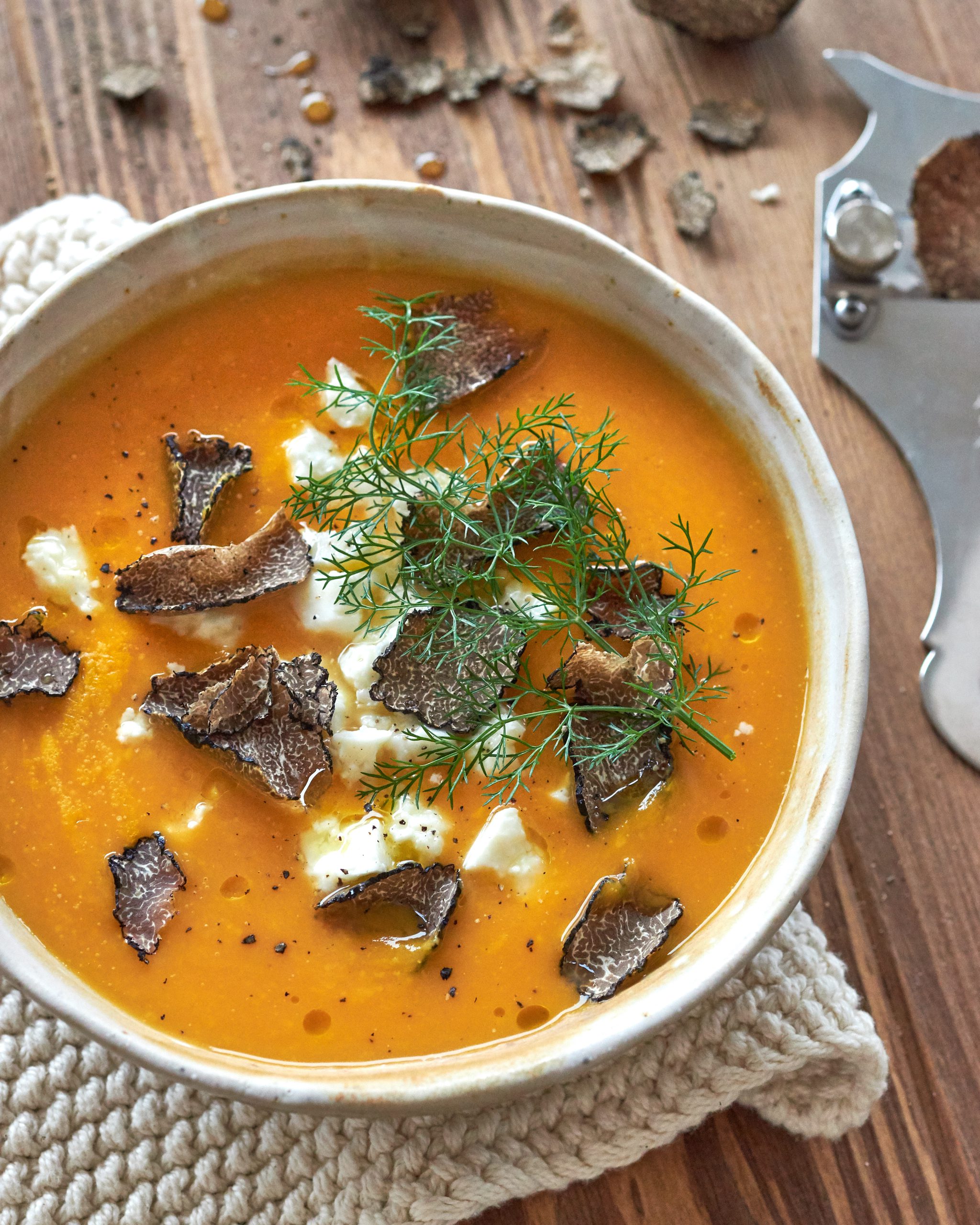 VELLUTA DI ZUCCA CON FETA ZORBAS E TARTUFO NERO