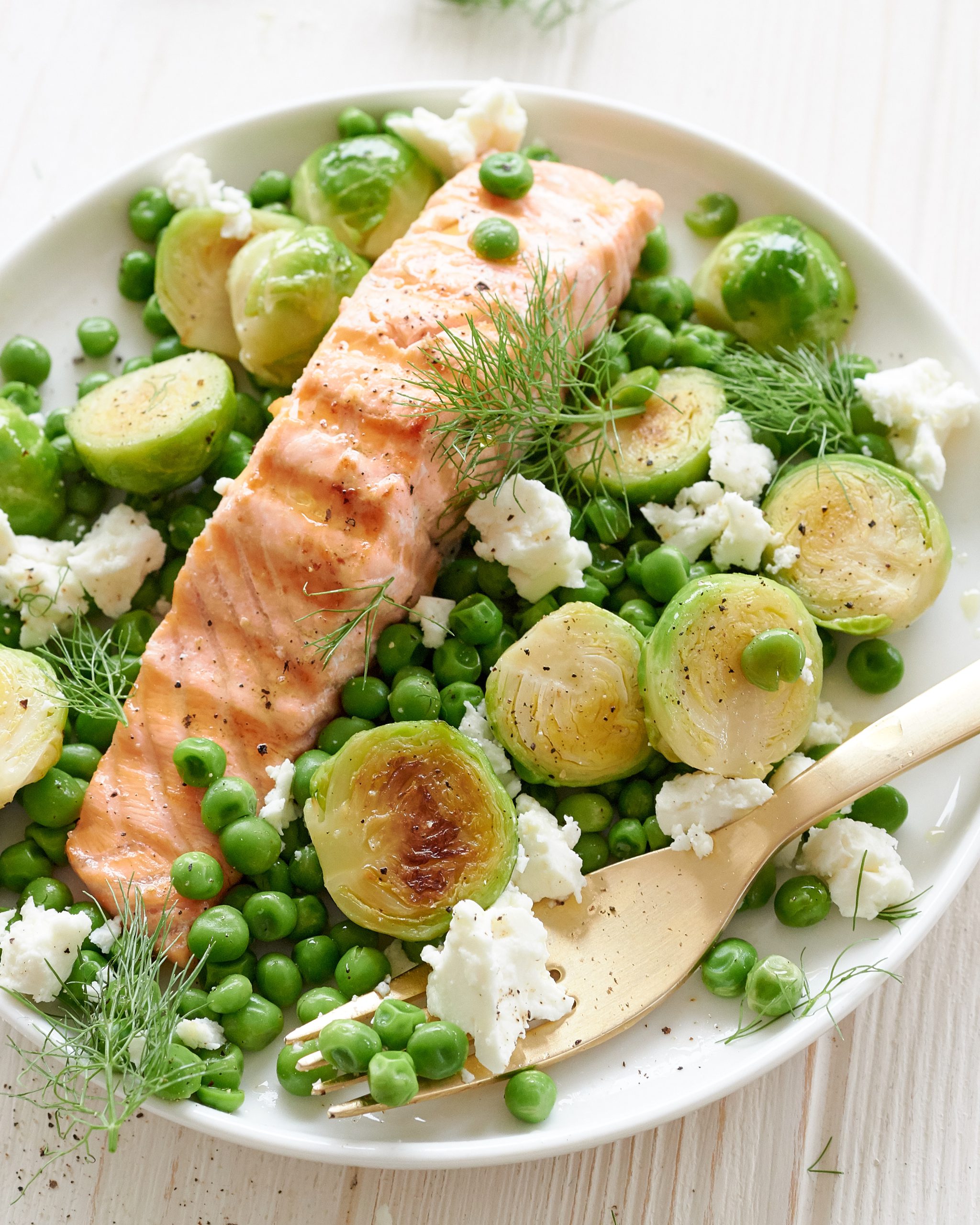 SALMONE ALLA GRIGLIA CON VERDURE E FETA