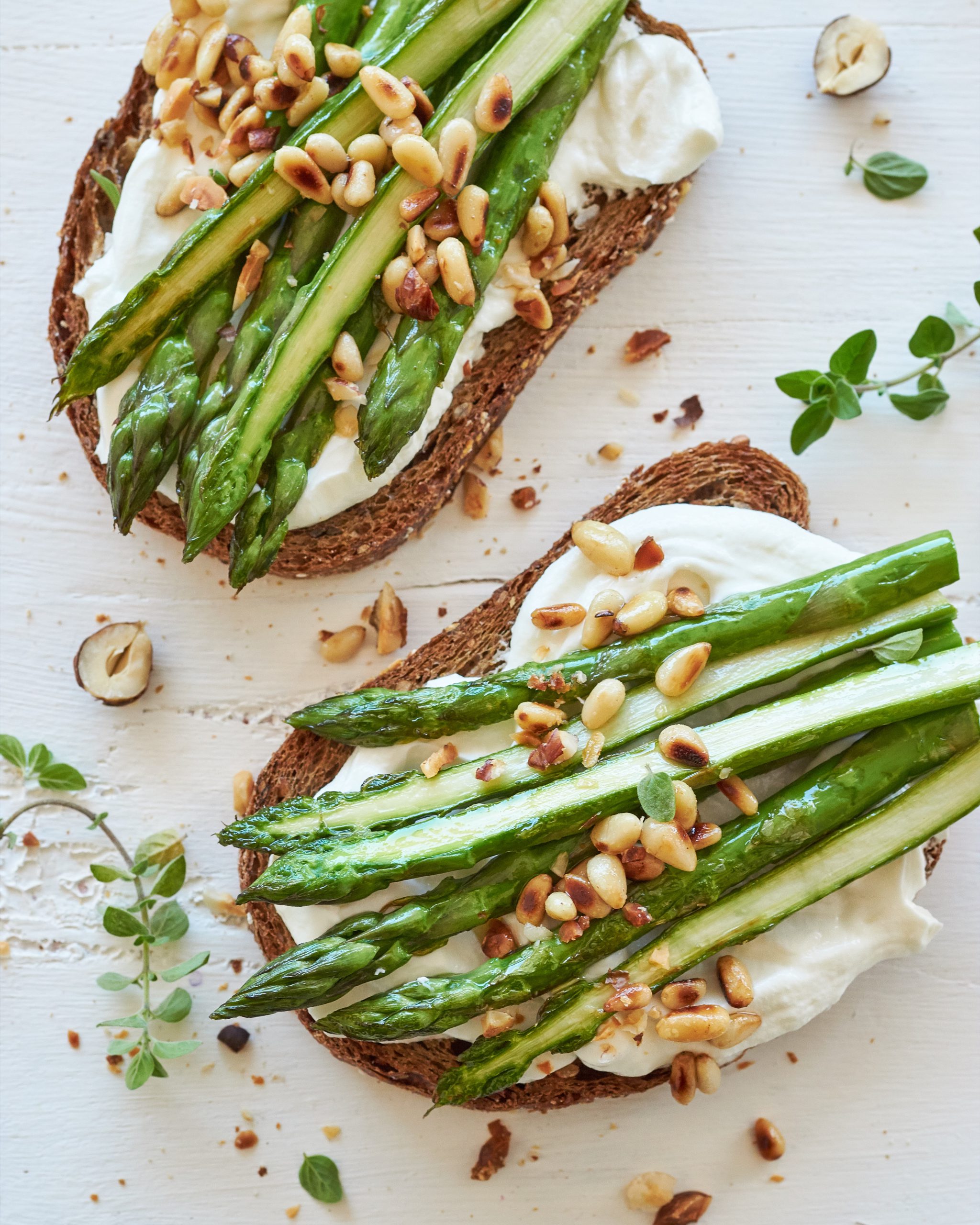 BRUSCHETTE CON YOGURT GRECO E ASPARAGI