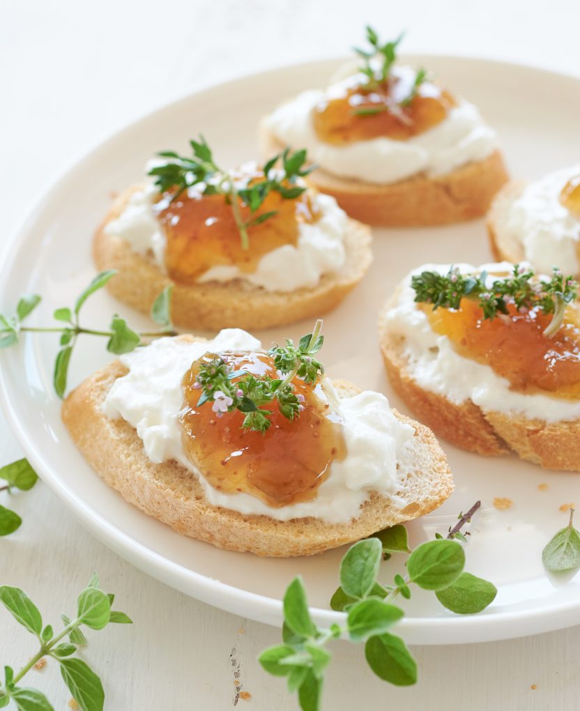 CROSTINI CON YOFETA E CONFETTURA DI FICHI