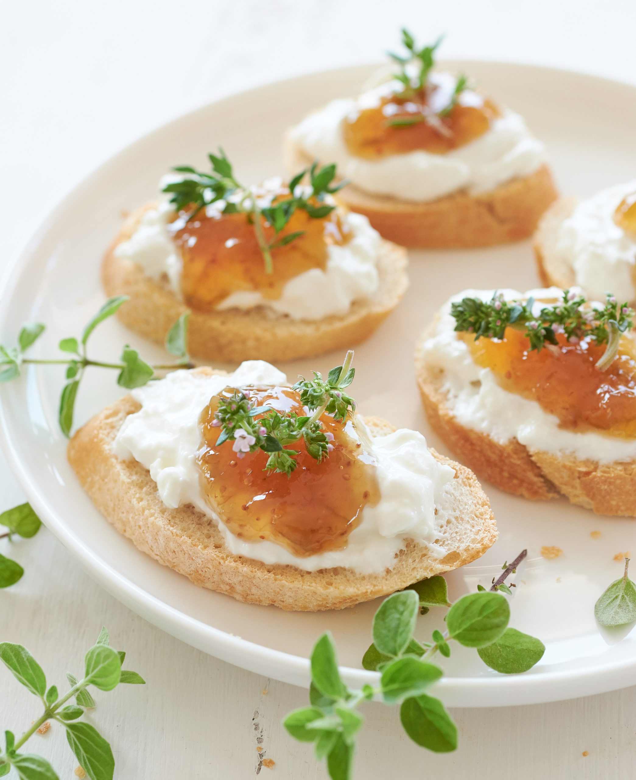 CROSTINI CON YOFETA E CONFETTURA DI FICHI