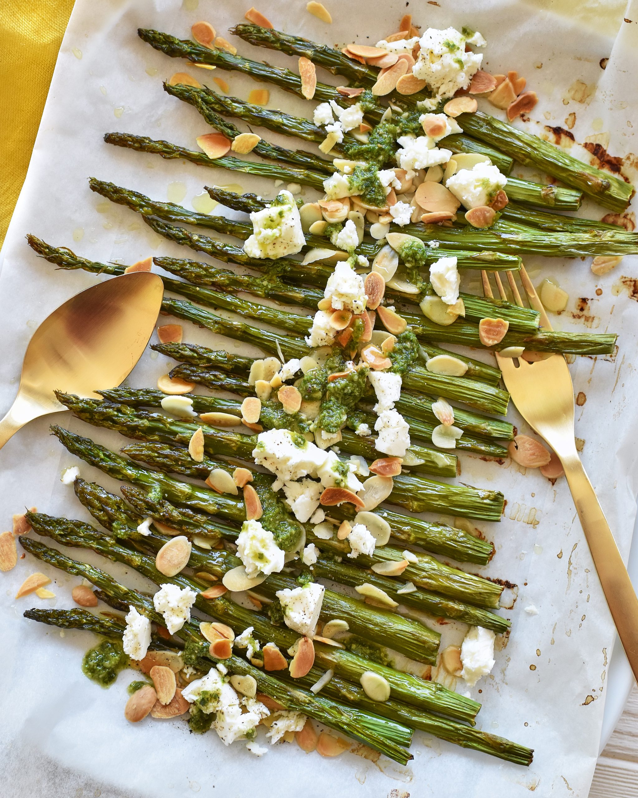 ASPARAGI AL FORNO CON FETA E MANDORLE