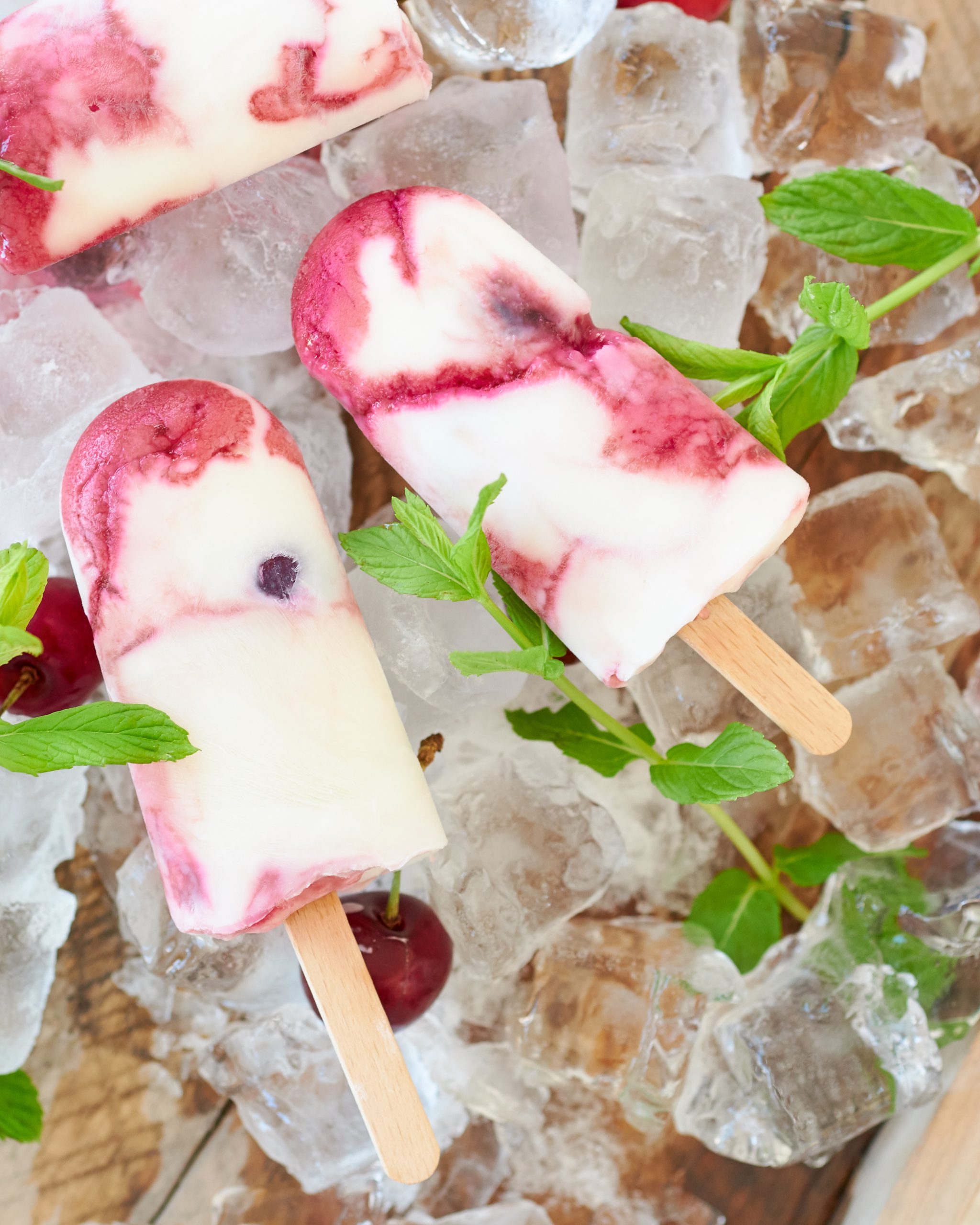GHIACCIOLI CON YOGURT GRECO E AMARENE SCIROPPATE