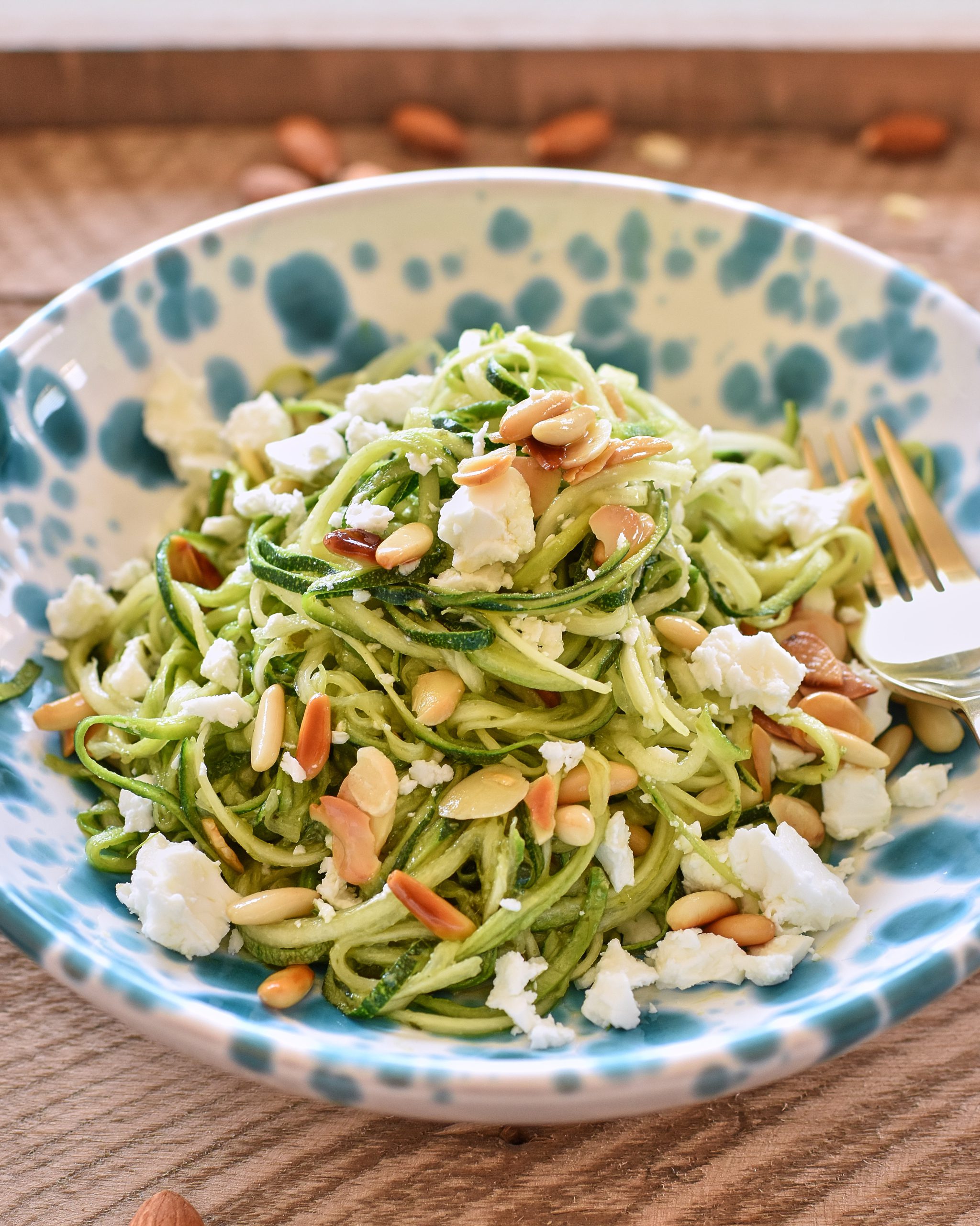 SPAGHETTI DI ZUCCHINE CON FETA, PESTO E FRUTTA SECCA TOSTATA