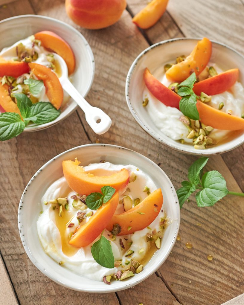 YOGURT GRECO CON ALBICOCCHE, PISTACCHI E MIELE