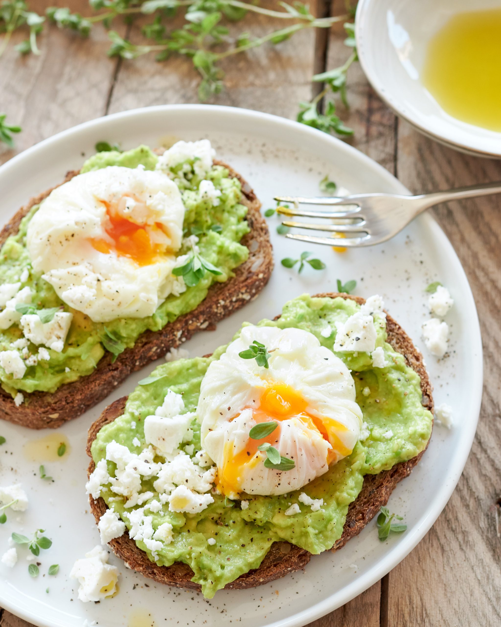 BRUNCH DI FINE ESTATE – AVOCADO TOAST CON UOVO IN CAMICIA E FETA
