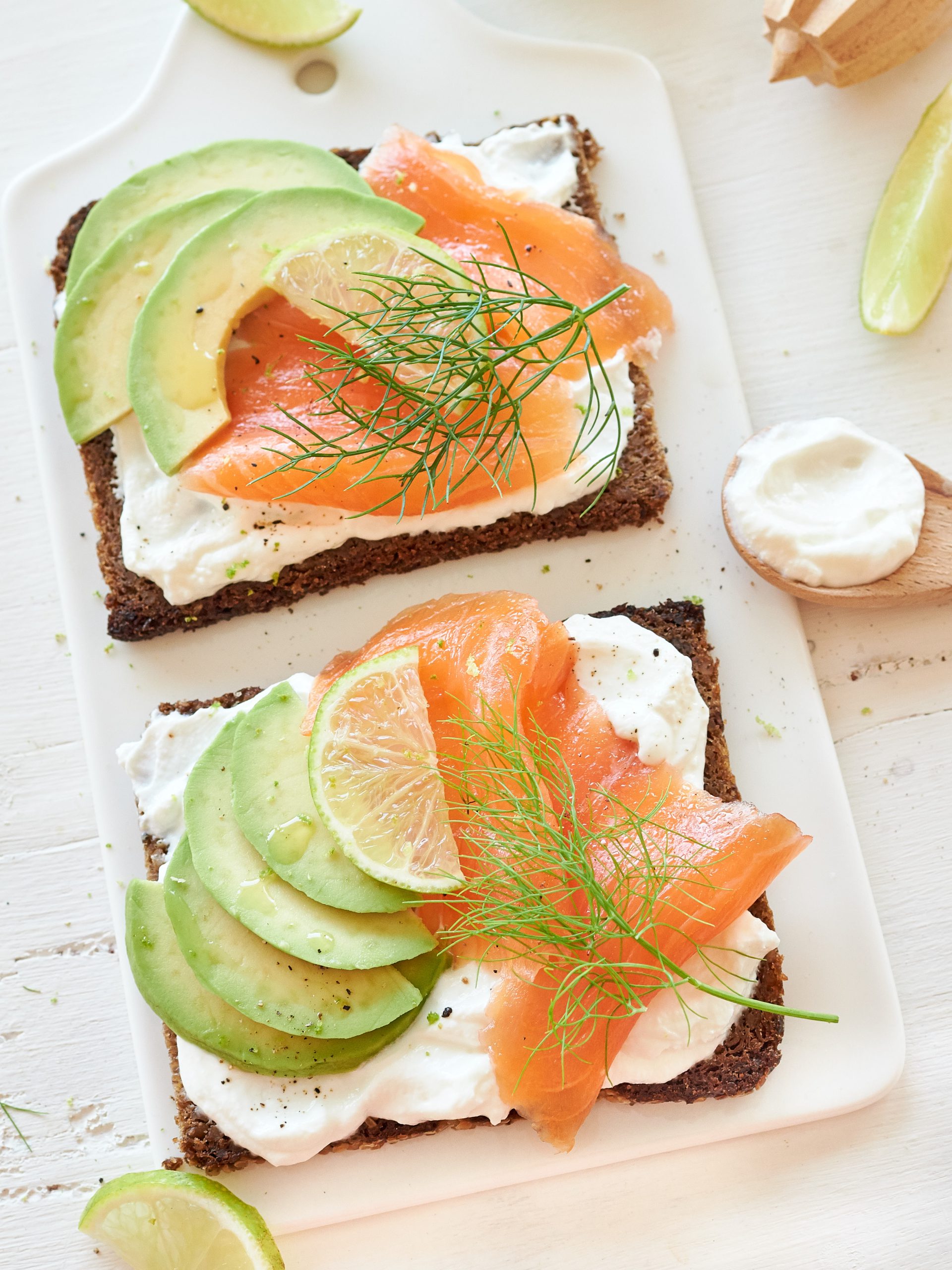 SMORREBROD CON YOGURT GRECO, SALMONE E AVOCADO