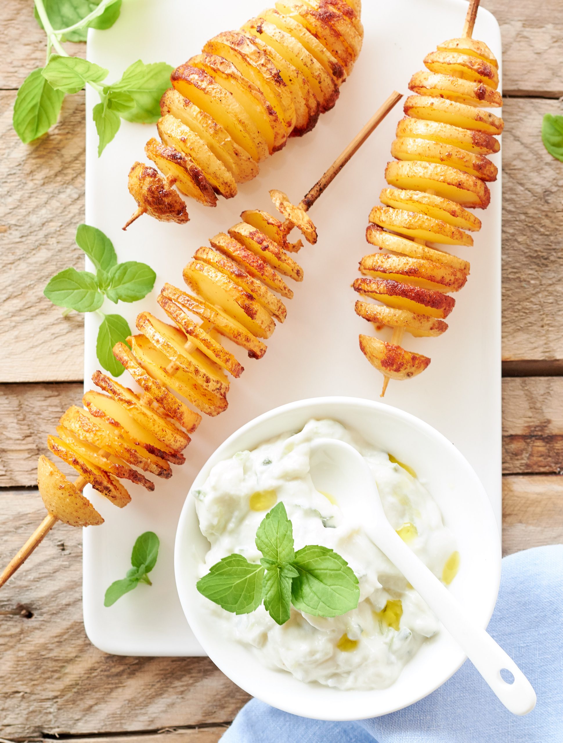 SPIEDINI DI PATATE ALLA PAPARIKA CON TZATZIKI
