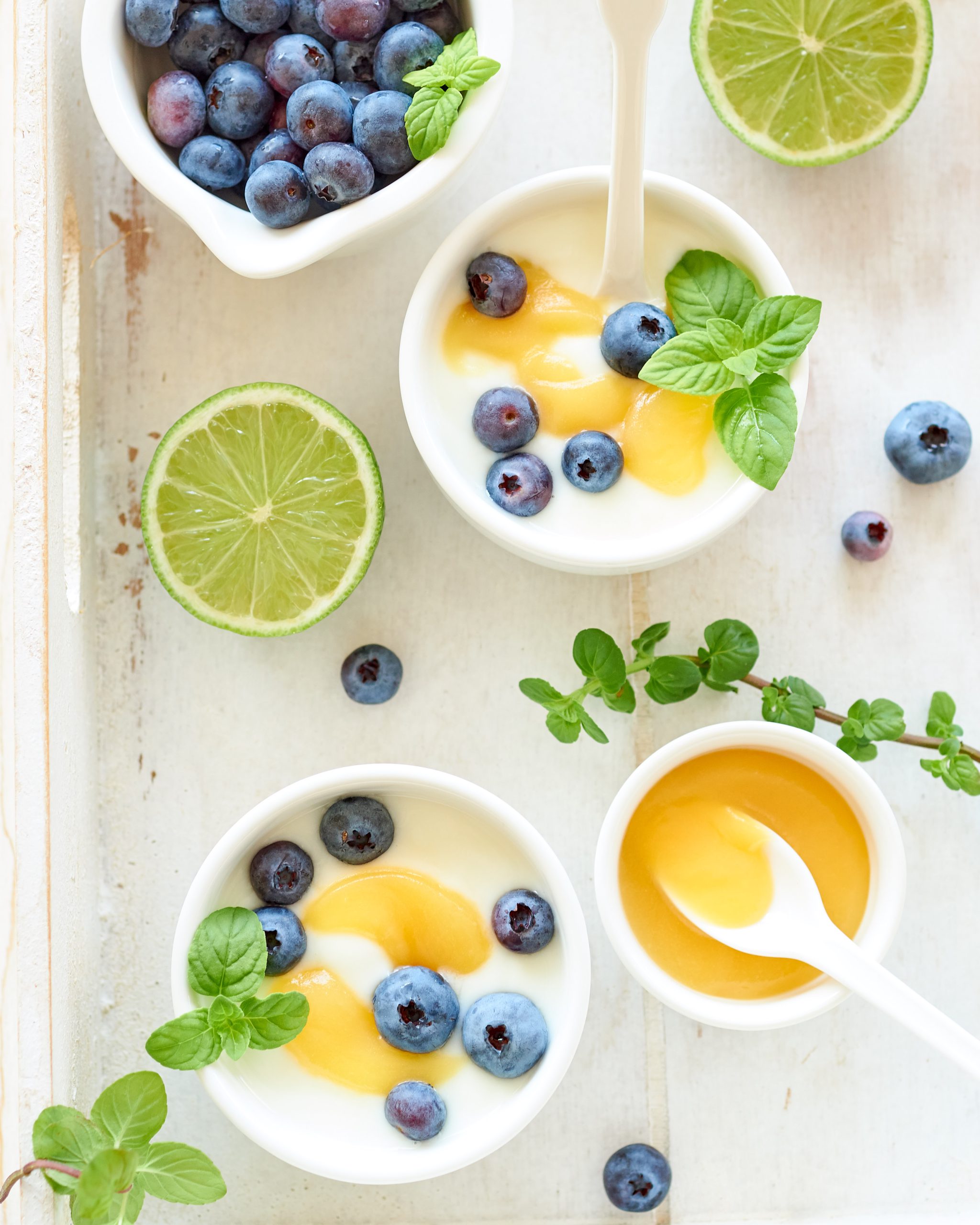 YOGURT GRECO CON LEMON CURD E MIRTILLI