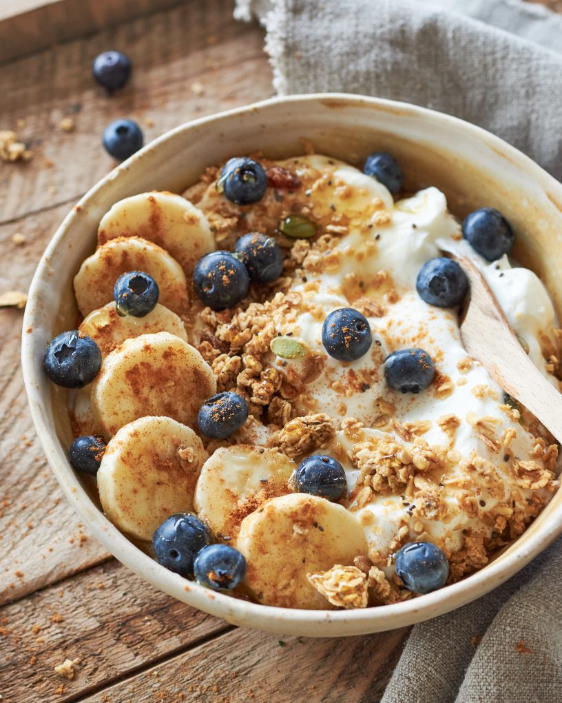 YOGURT GRECO CON GRANOLA, BANANA, MIRTILLI E CANNELLA