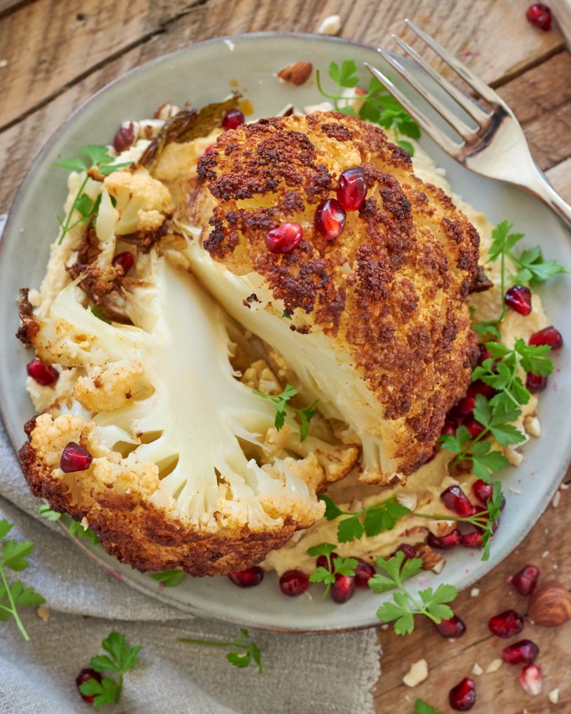 Cavolfiore intero arrosto con hummus Zorbas