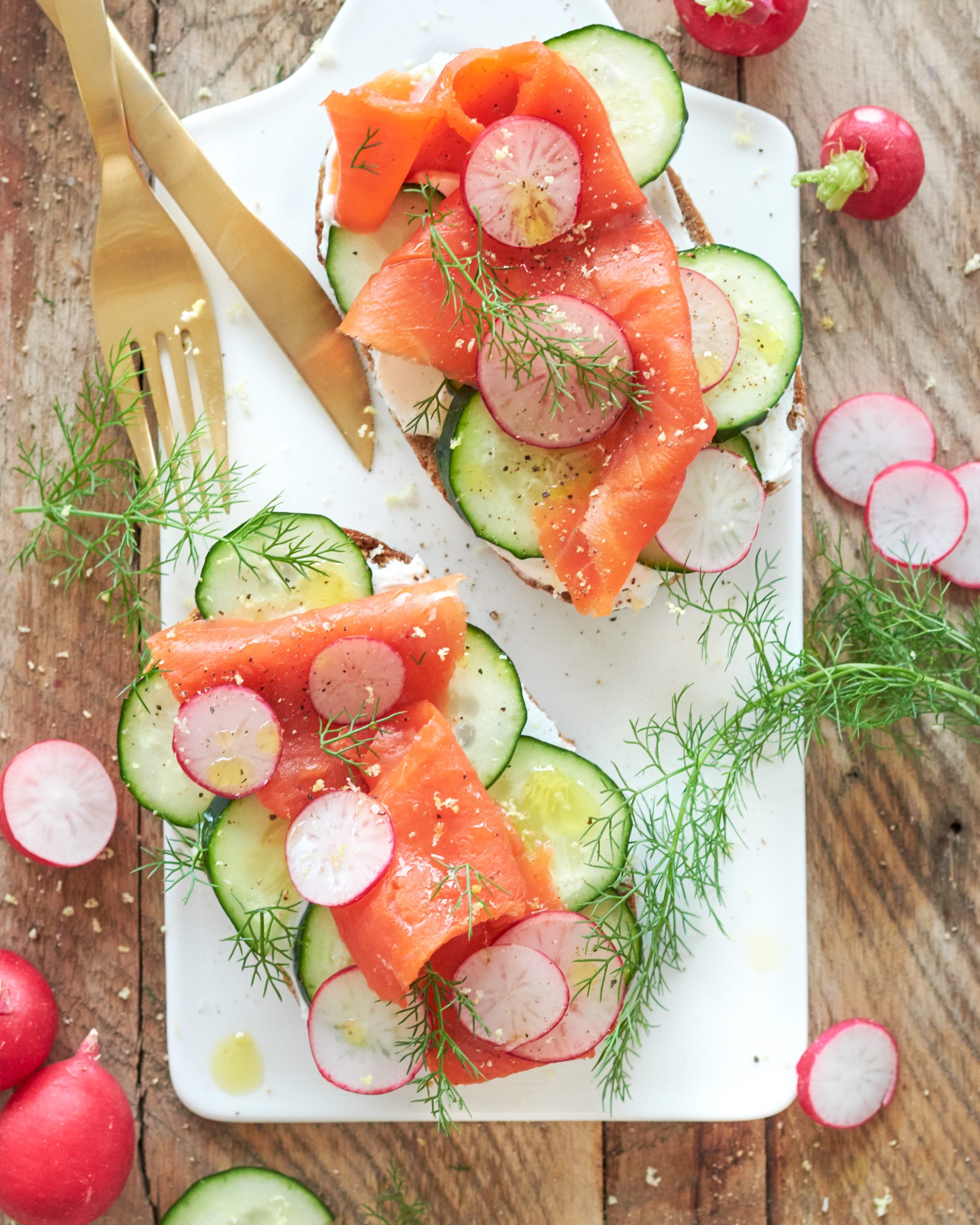 Crostini alla scandinava con salmone affumicato e yogurt greco