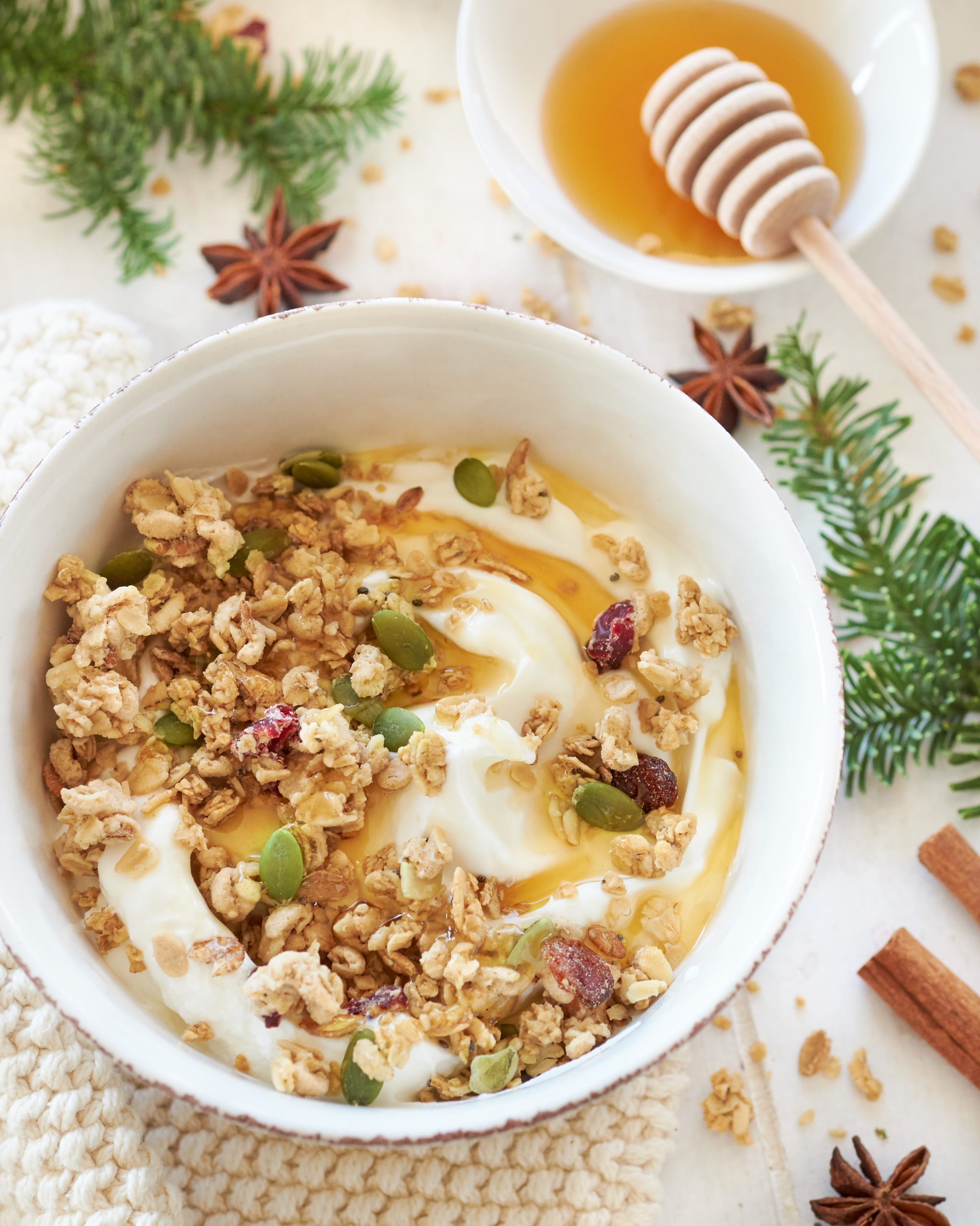Granola natalizia con yogurt greco