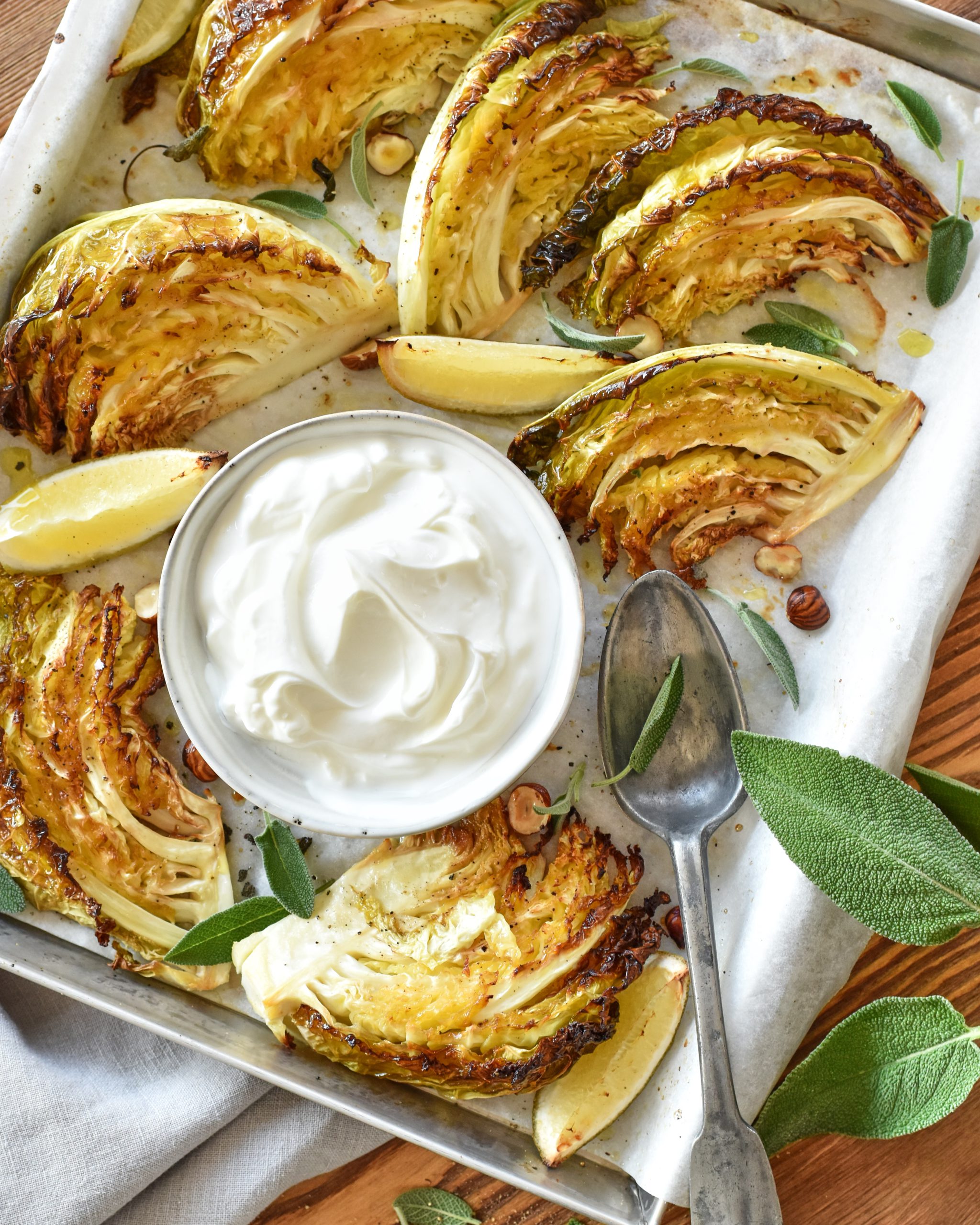 Verza arrosto al miele con yogurt greco