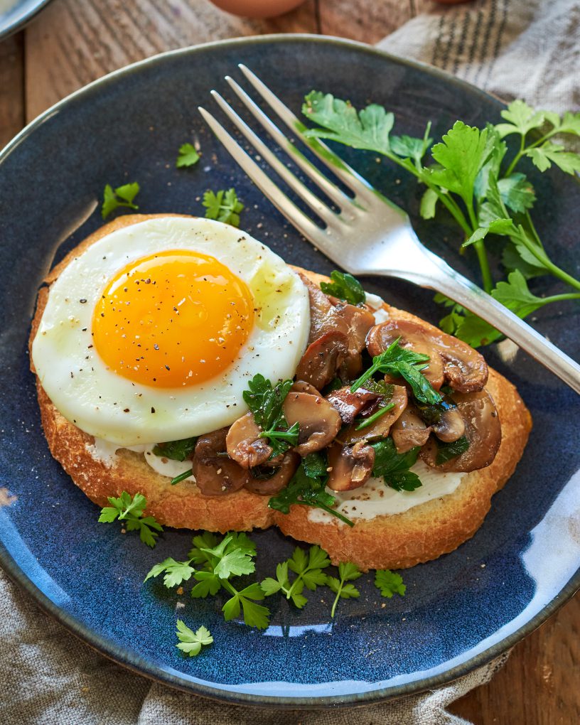 Bruschetta con yogurt greco, uovo al tegamino e funghi