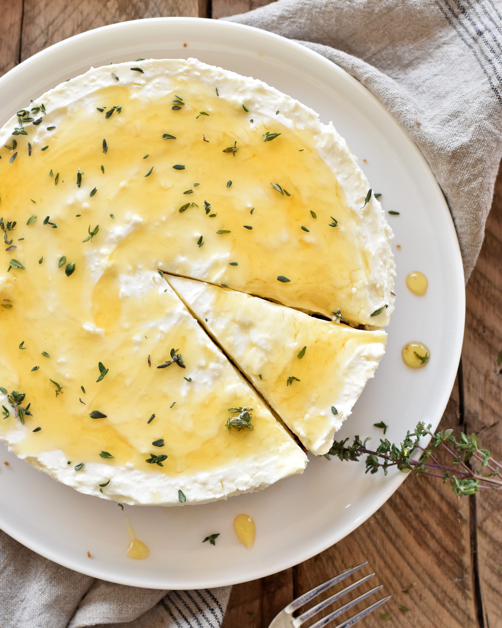 Cheesecake con yogurt greco, miele e timo