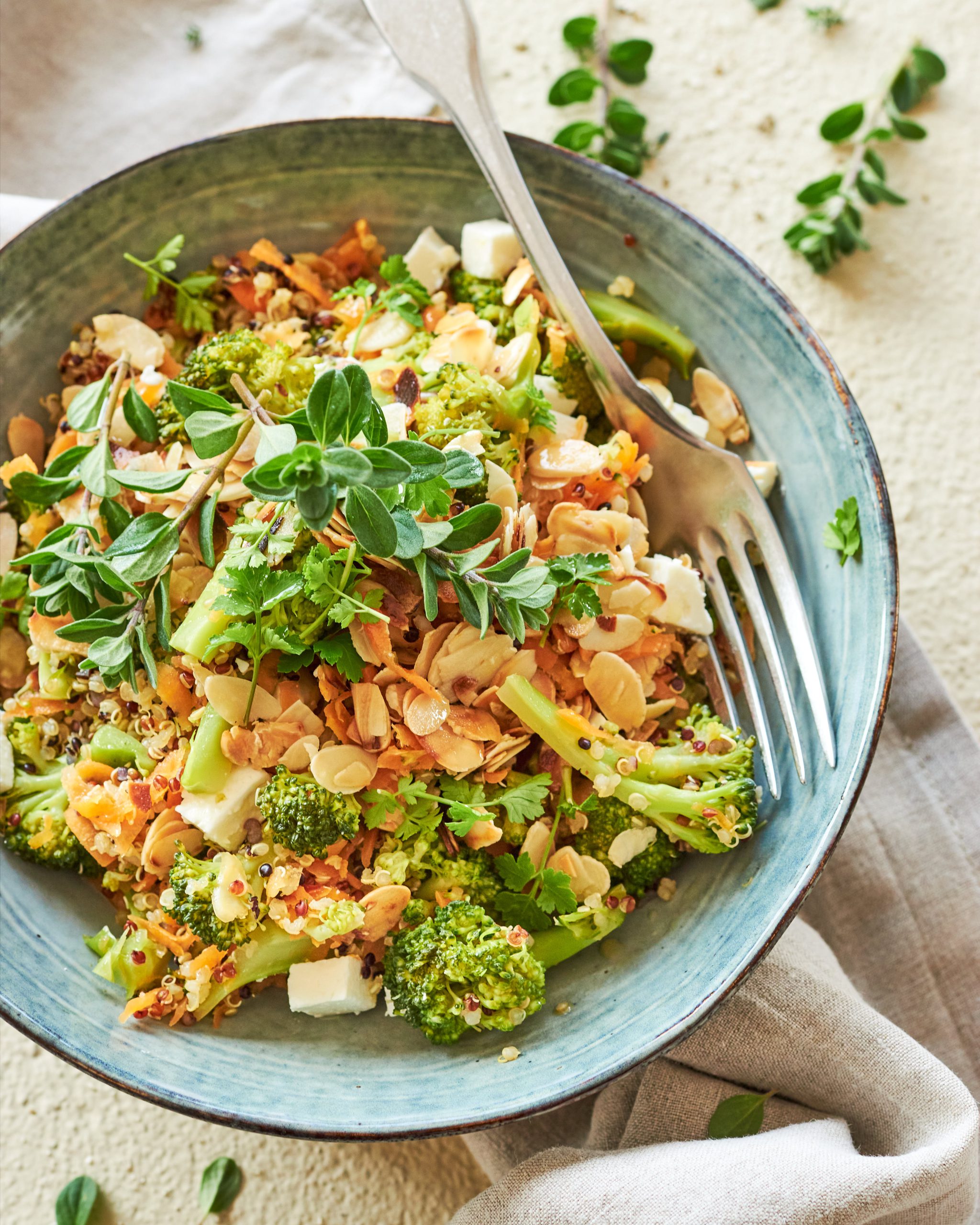 Insalata di quinoa e feta con verdure di stagione e mandorle croccanti