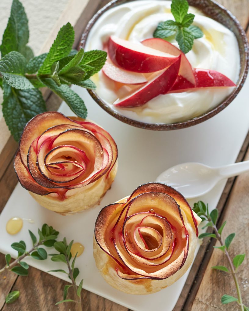 Rose di pasta sfoglia e mele da abbinare a yogurt greco Zorbas
