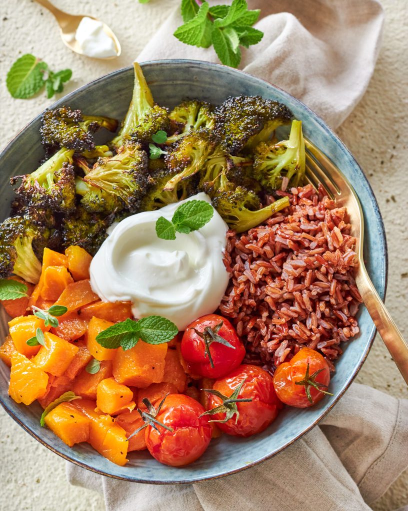 Power bowl con yogurt greco Zorbas, riso rosso e verdure